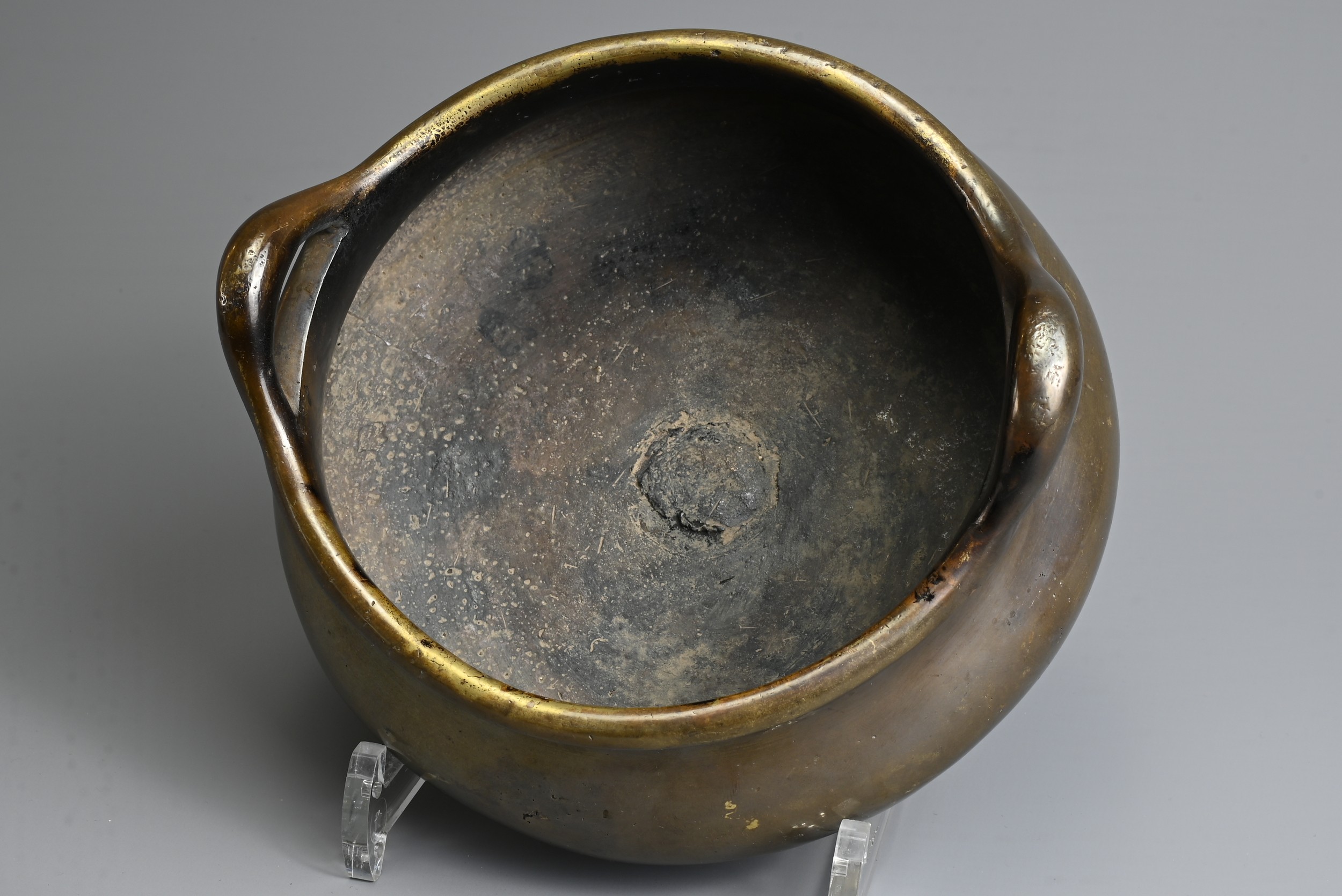 A RARE CHINESE BRONZE TRIPOD CENSER, XUANDE TANG ZHI, 18TH CENTURY. Heavily cast circular body - Image 8 of 8