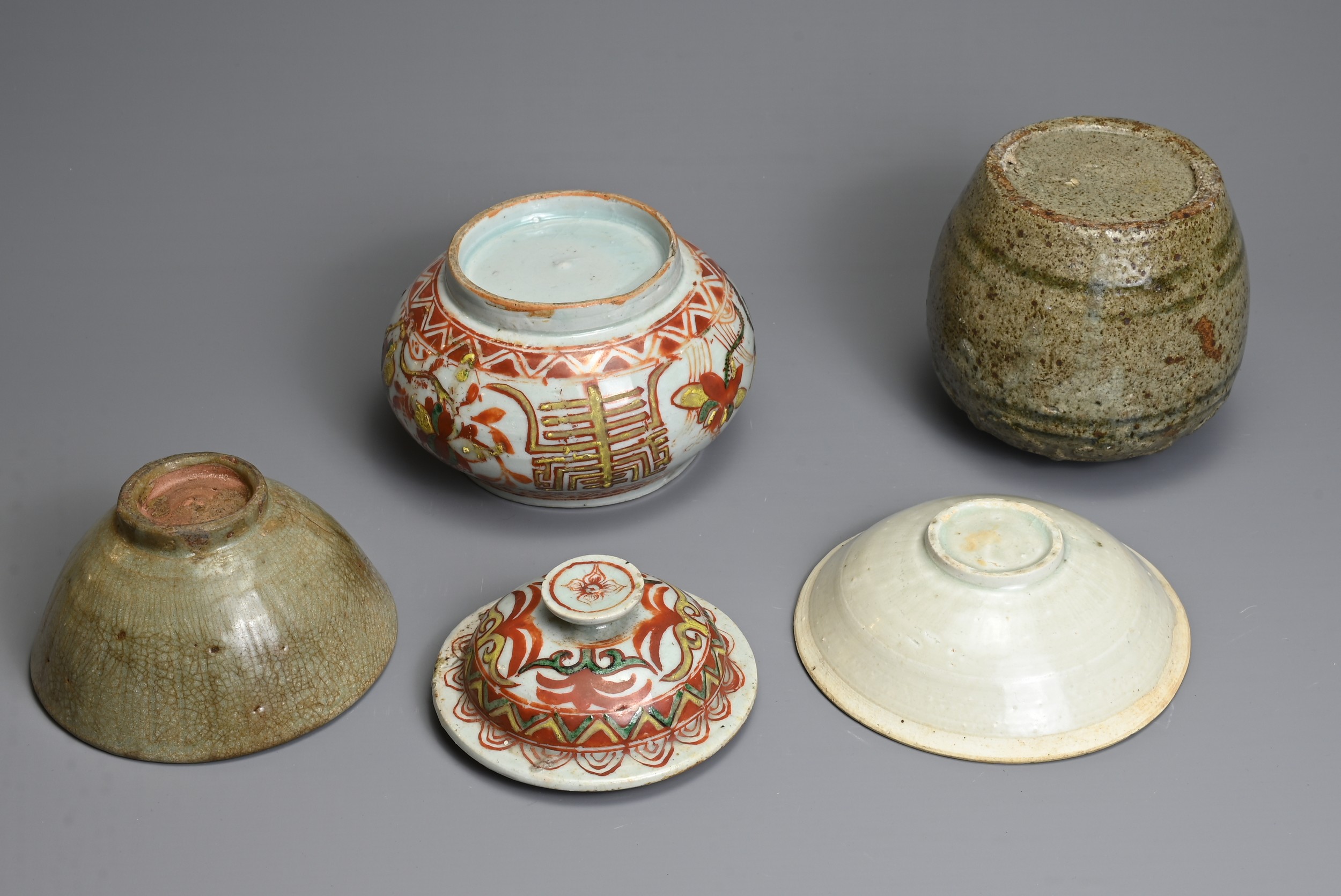 A GROUP OF CHINESE CERAMIC ITEMS. To include a Zhangzhou Swatow type pot and cover, decorated with - Image 2 of 4