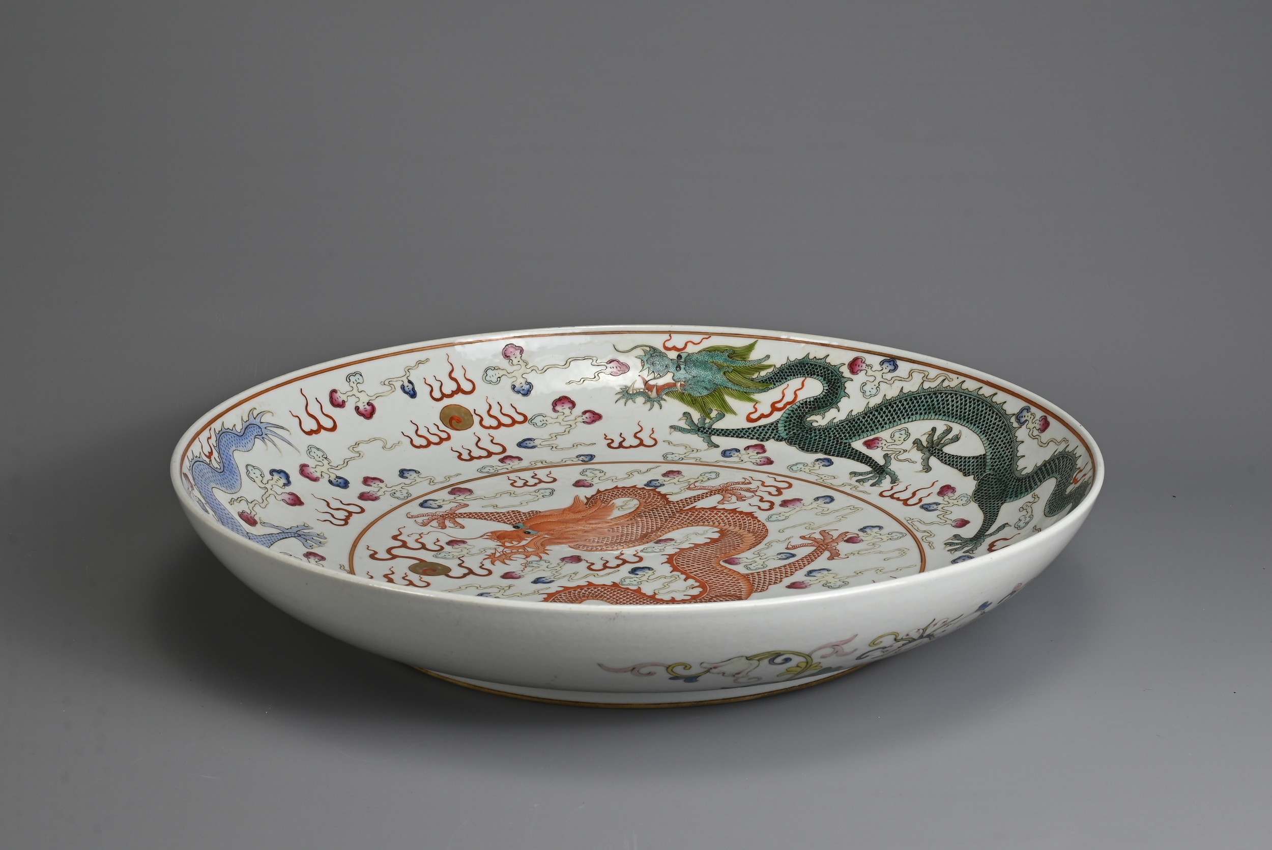 A LARGE CHINESE FAMILLE ROSE PORCELAIN DRAGON DISH, 19/20TH CENTURY. With deep rounded sides - Image 10 of 10