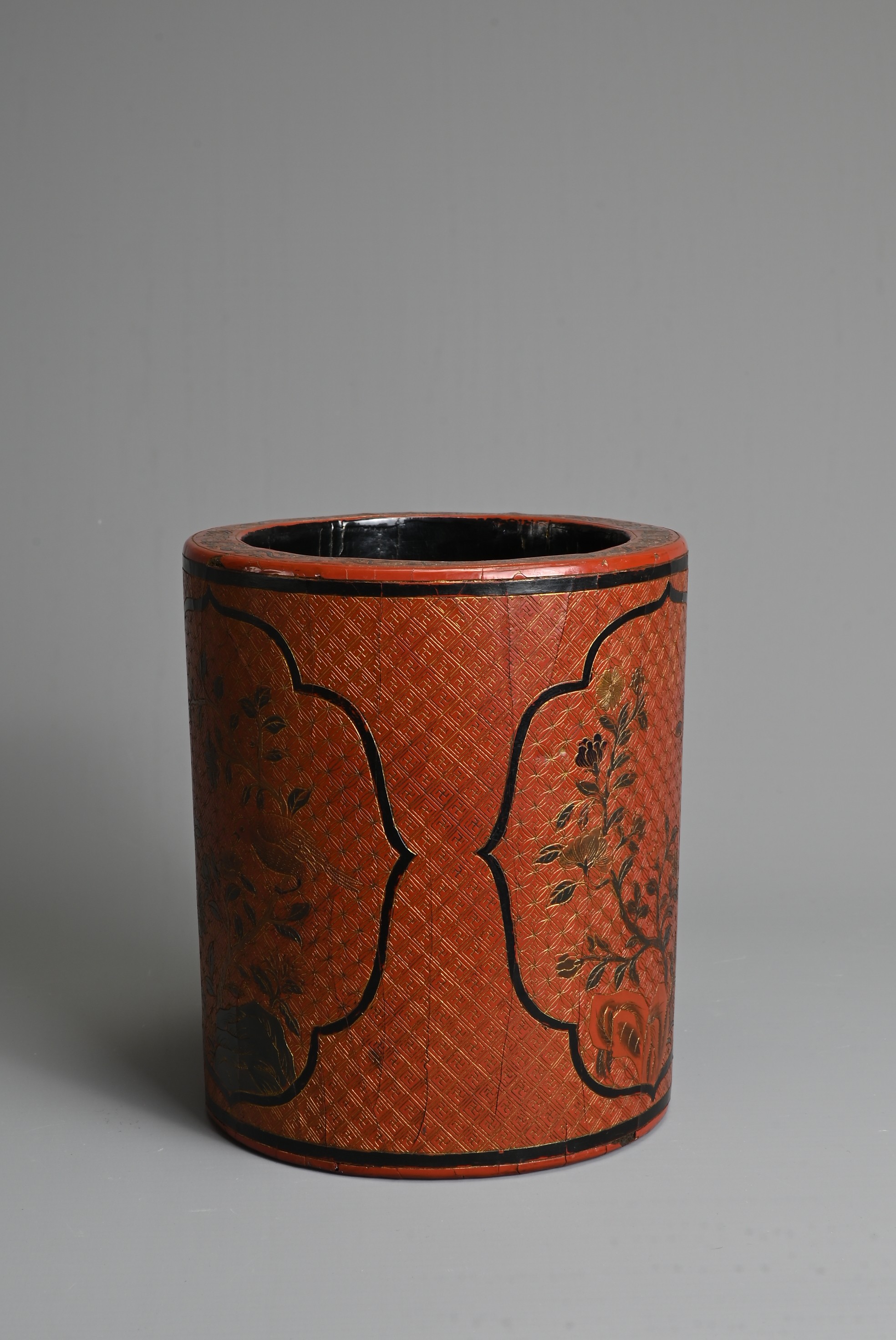 A CHINESE QIANJIN AND TIANQI LACQUER BRUSH POT, BITONG, KANGXI PERIOD. Of cylindrical form with - Image 5 of 9