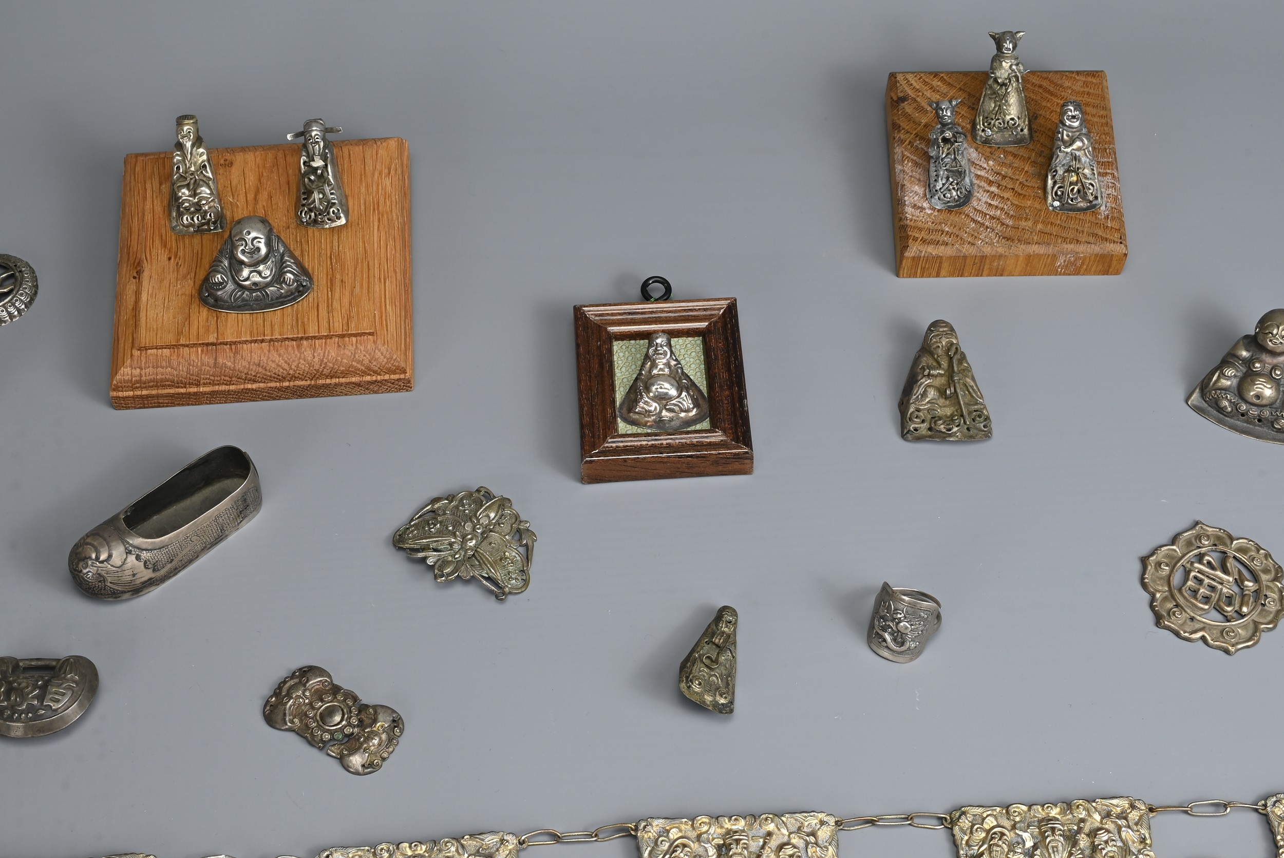 A GROUP OF CHINESE SILVER, METAL WARE AND MOTHER OF PEARL ITEMS, EARLY 20TH CENTURY. To include - Image 4 of 7
