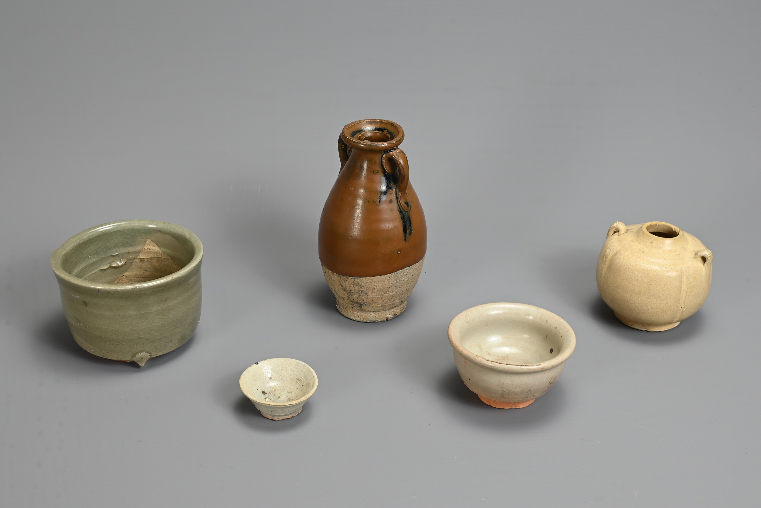 A GROUP OF CHINESE CERAMIC ITEMS, SONG / MING DYNASTY. To include a brown glazed ovoid vase with - Image 3 of 5