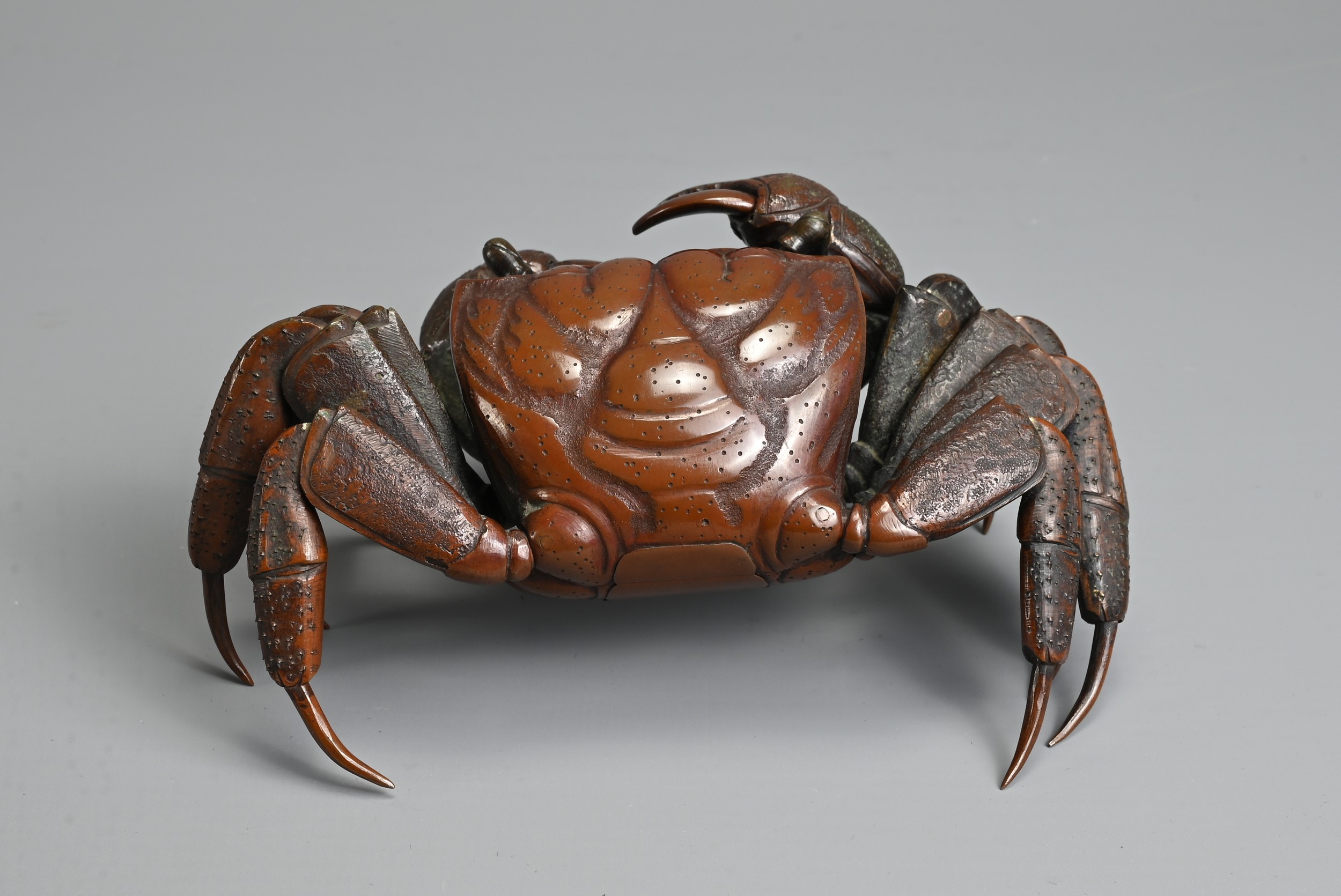 A JAPANESE MEIJI PERIOD (1868-1912) BRONZE JIZAI OKIMONO OF A CRAB. With articulated legs, claws and - Image 4 of 7
