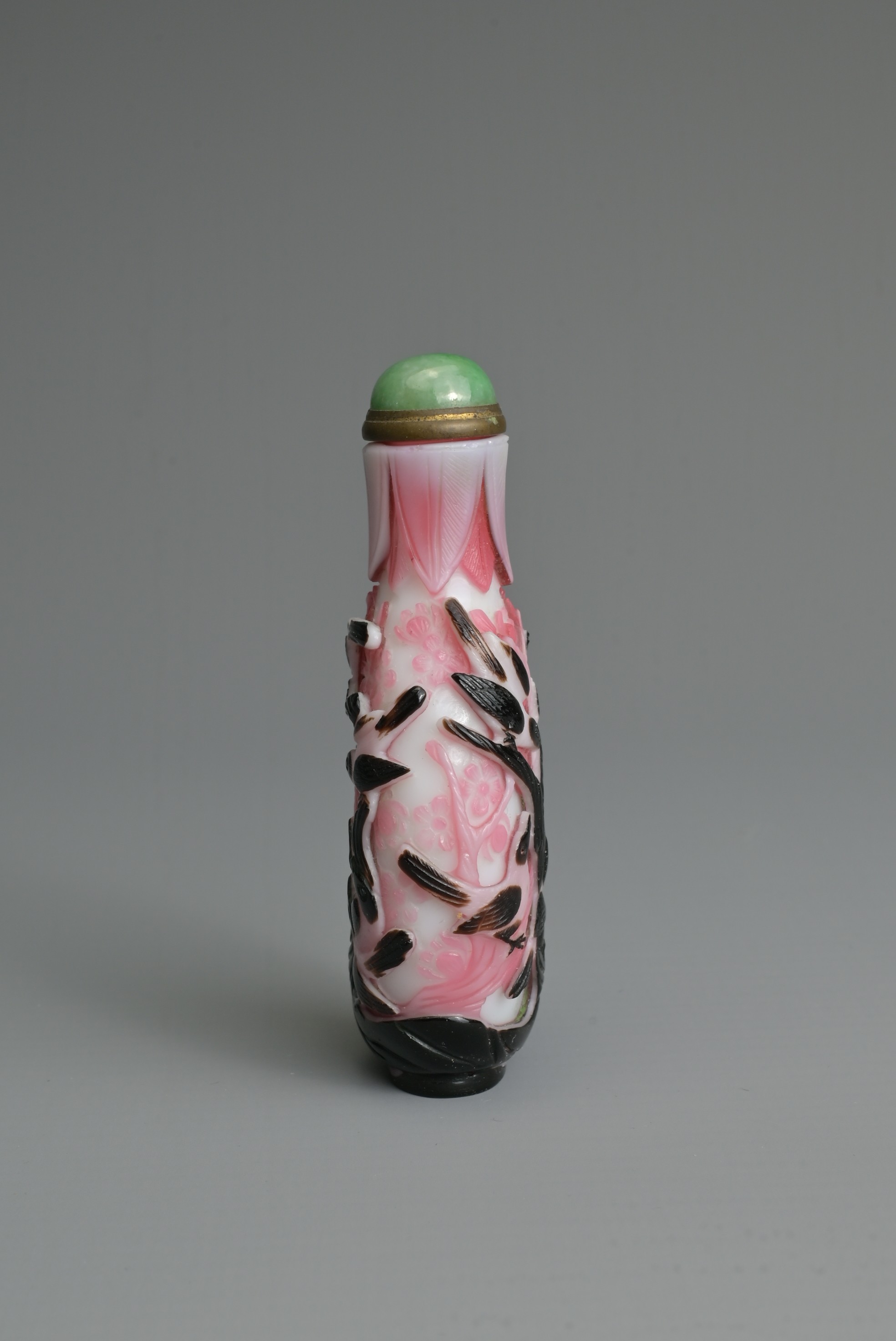 A CHINESE BLACK OVERLAY PINK AND WHITE SNUFF BOTTLE, QING DYNASTY. Of flattened ovoid form, well - Image 5 of 9