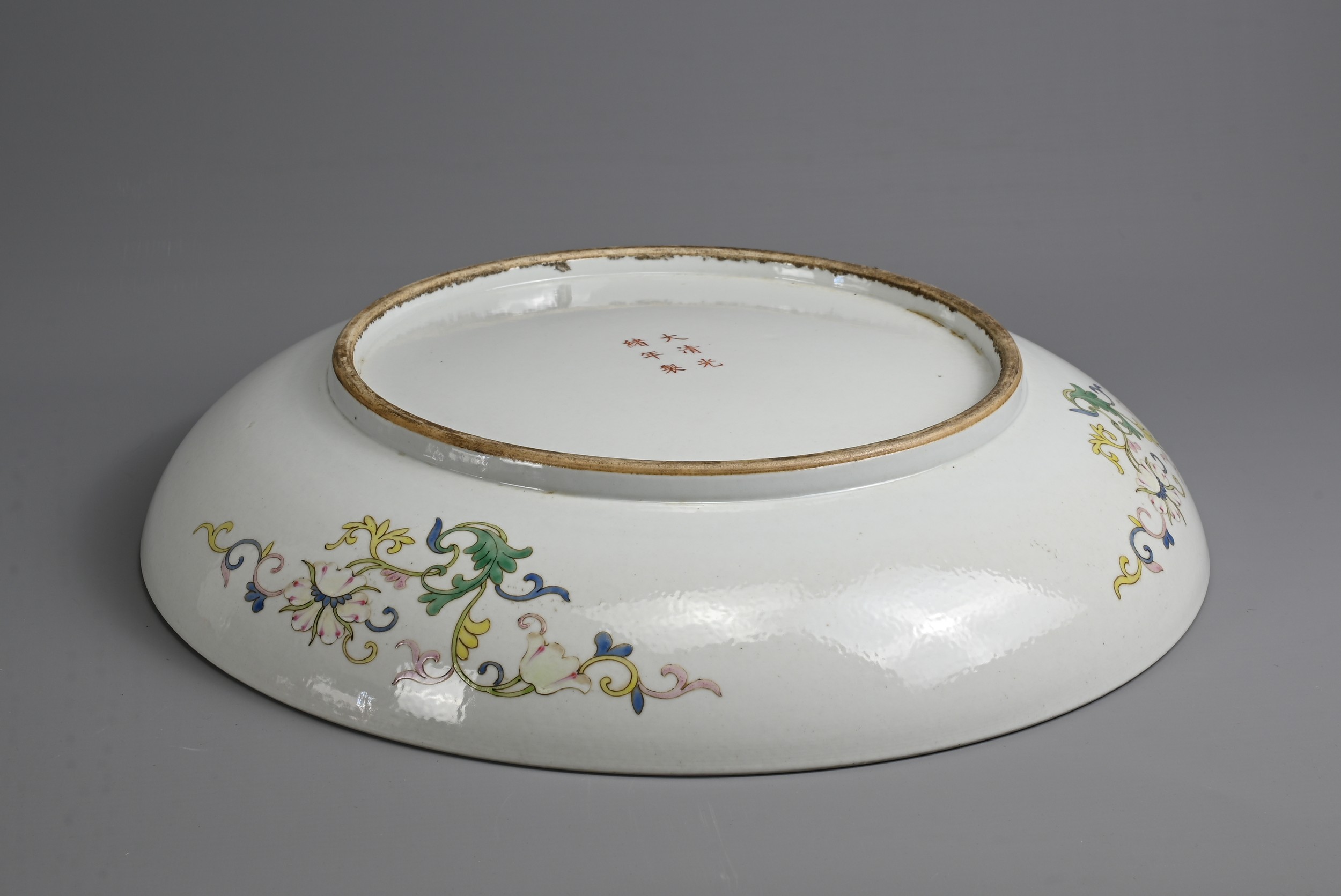 A LARGE CHINESE FAMILLE ROSE PORCELAIN DRAGON DISH, 19/20TH CENTURY. With deep rounded sides - Image 9 of 10