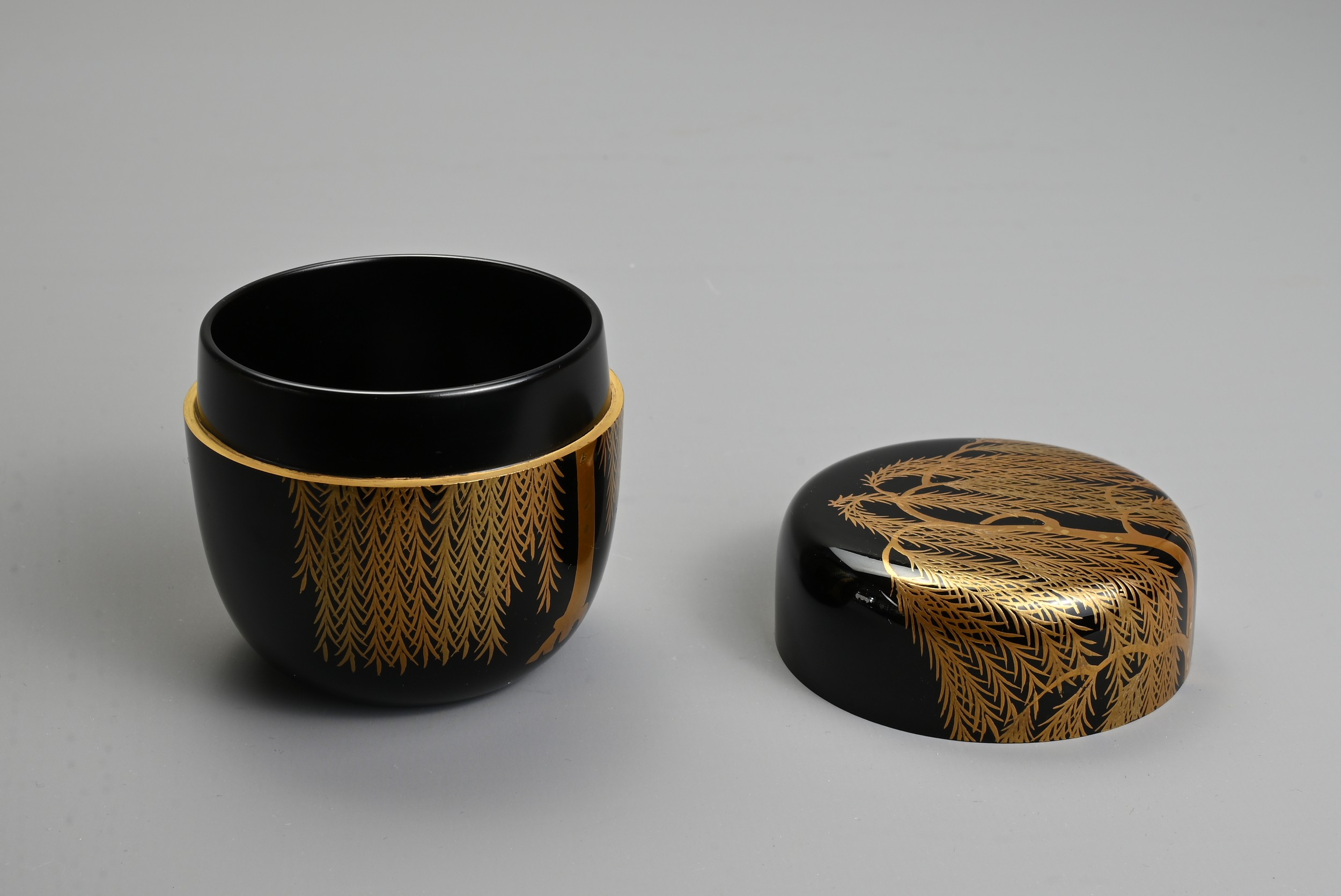 A CONTEMPORARY JAPANESE BLACK LACQUER AND GOLD TEA CADDY. Decorated by Nakamura Muneyuki with gold - Image 4 of 5
