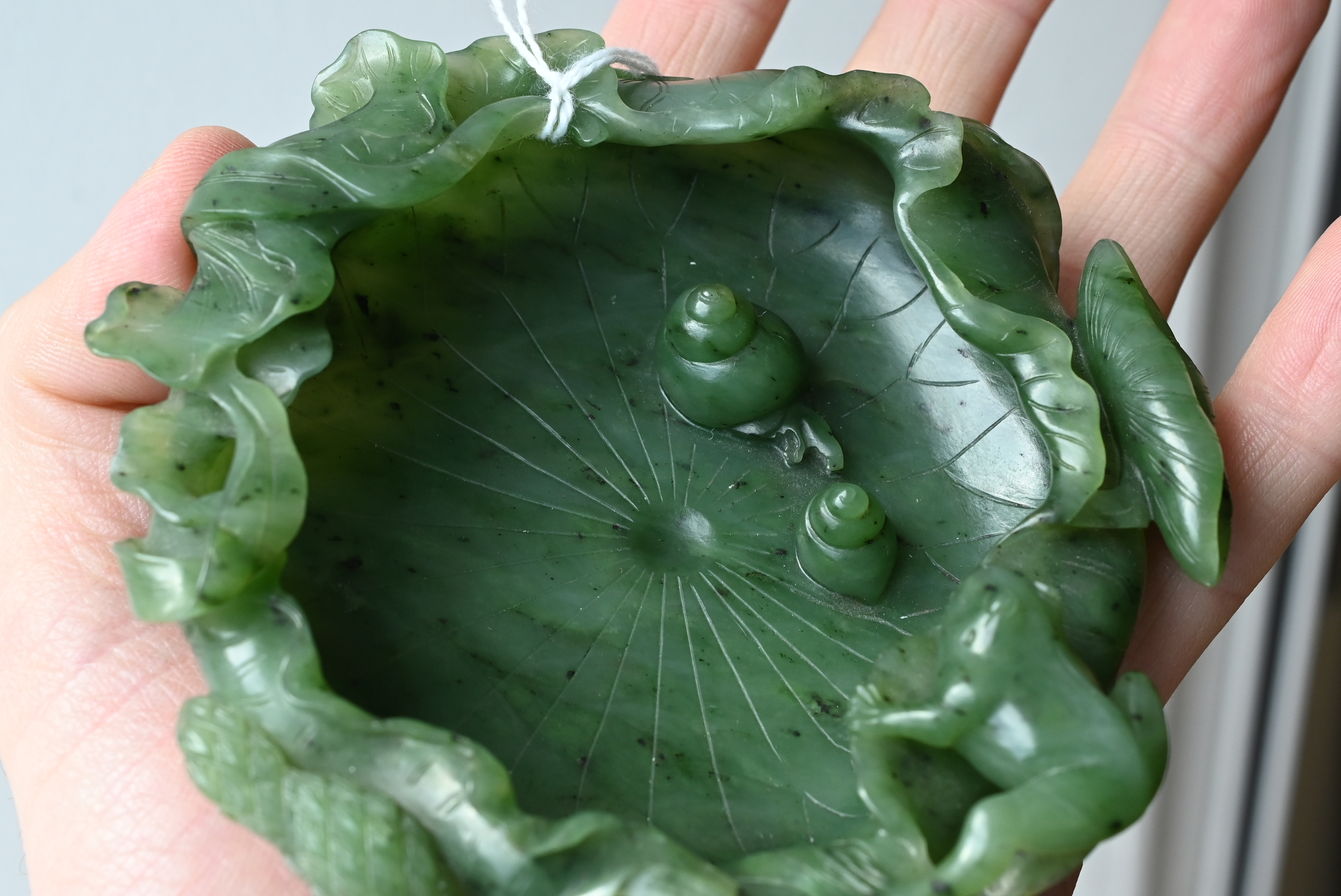 A FINE CHINESE SPINACH GREEN JADE BRUSH WASHER, QING DYNASTY. Finely carved shallow brush washer - Bild 20 aus 30