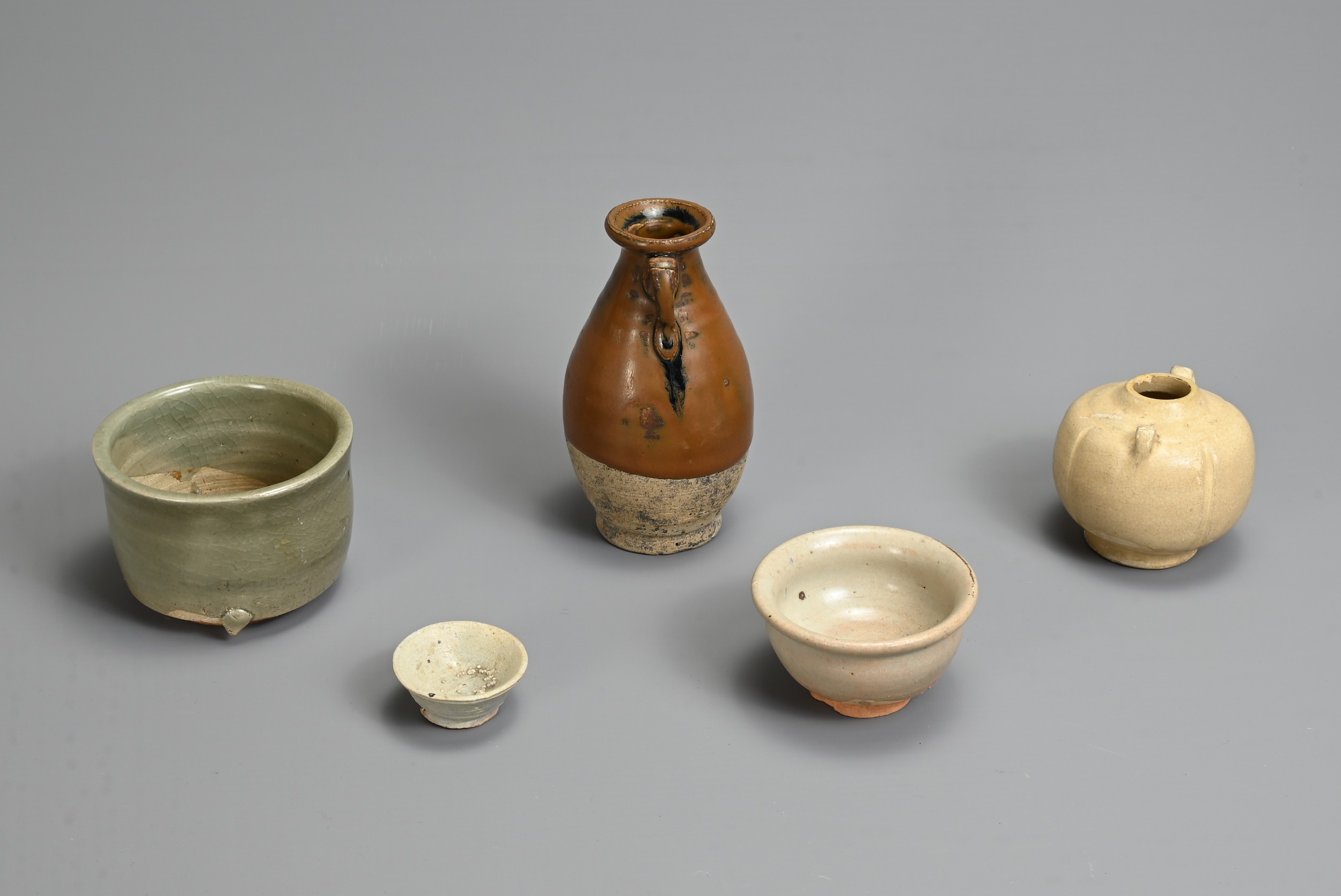 A GROUP OF CHINESE CERAMIC ITEMS, SONG / MING DYNASTY. To include a brown glazed ovoid vase with - Image 2 of 5