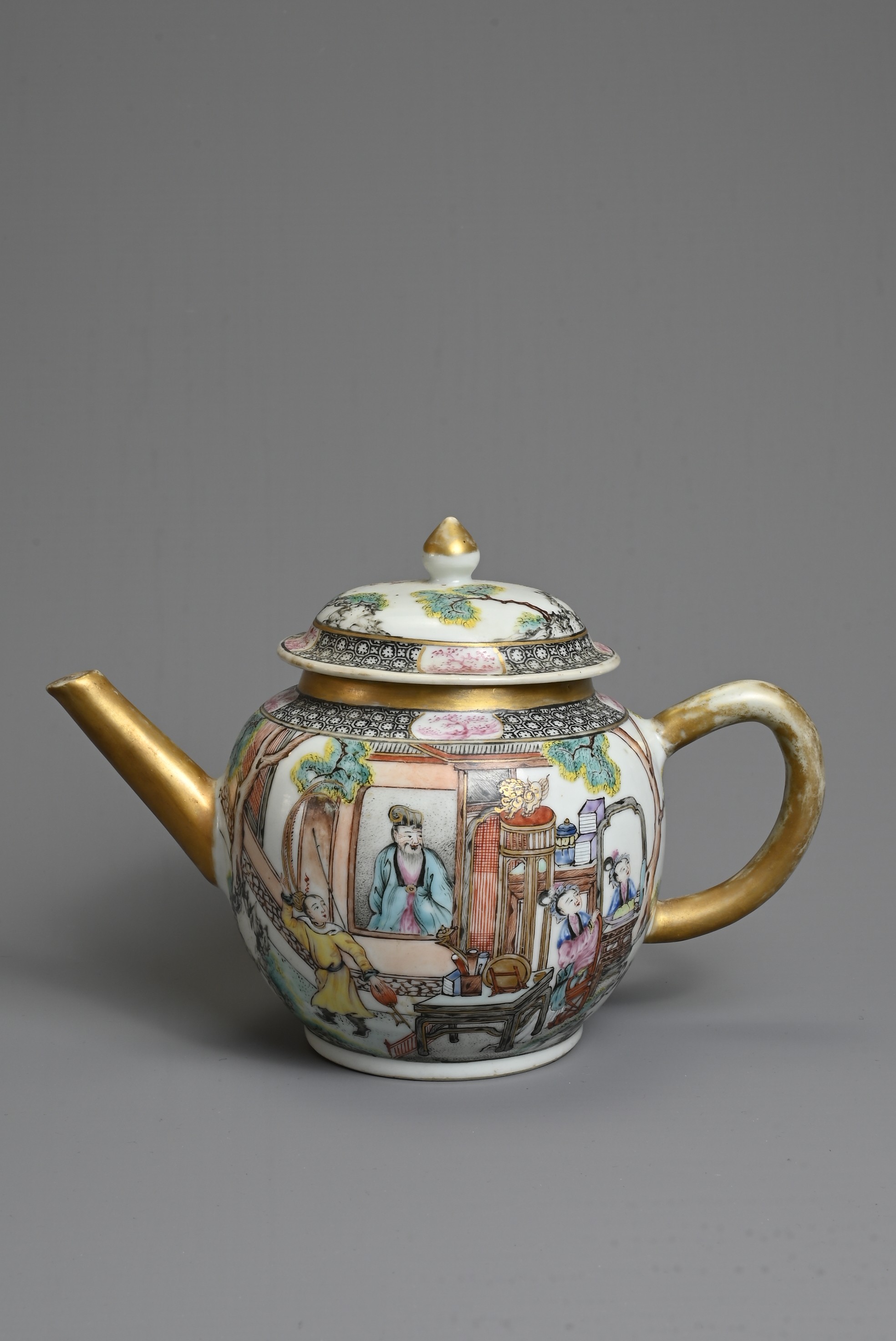 A FINE CHINESE FAMILLE ROSE PORCELAIN TEAPOT, 18TH CENTURY