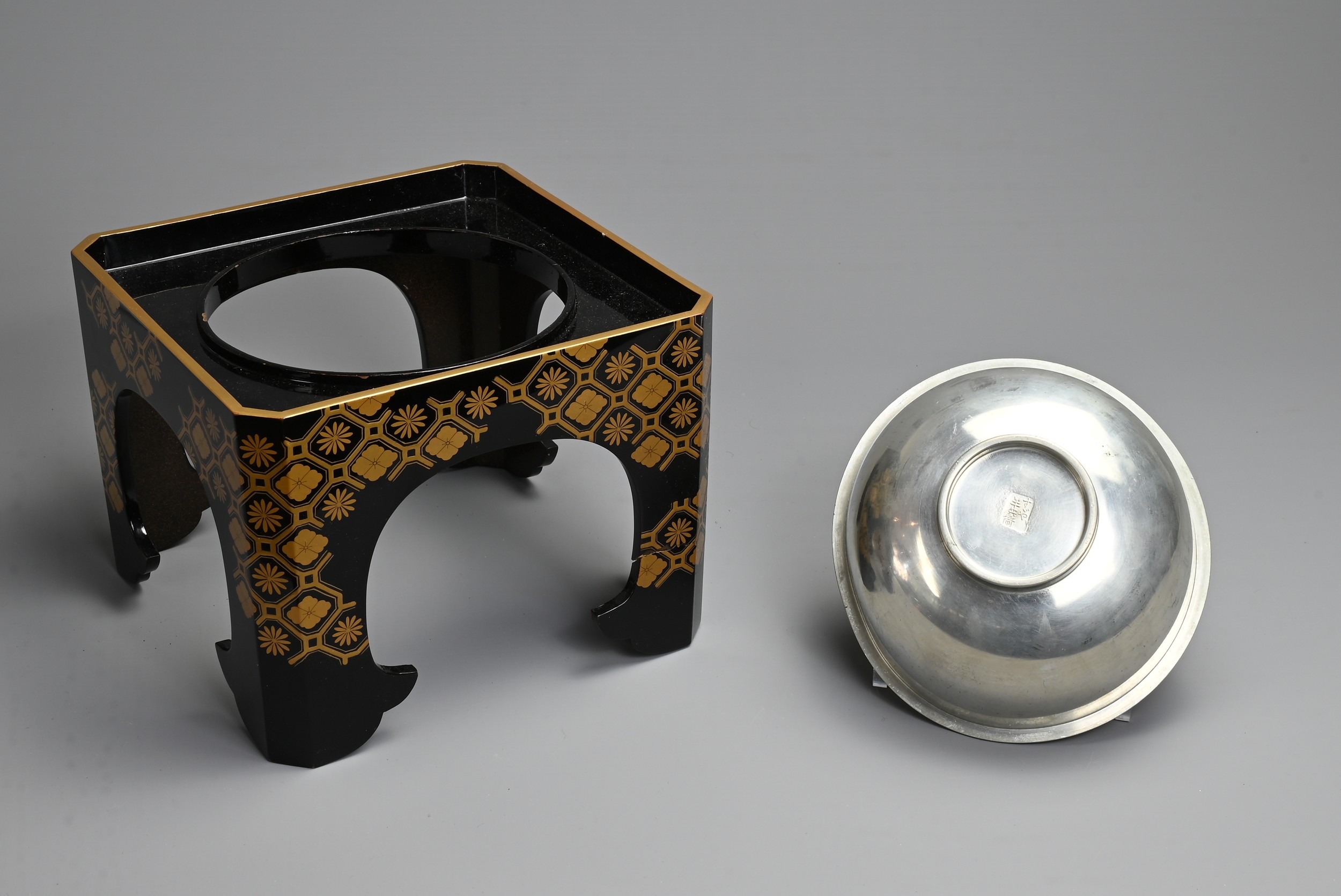 A JAPANESE MEIJI PERIOD (1869-1912) BLACK AND GILT LACQUER STAND AND WHITE METAL CUP WASHER ( - Image 3 of 8