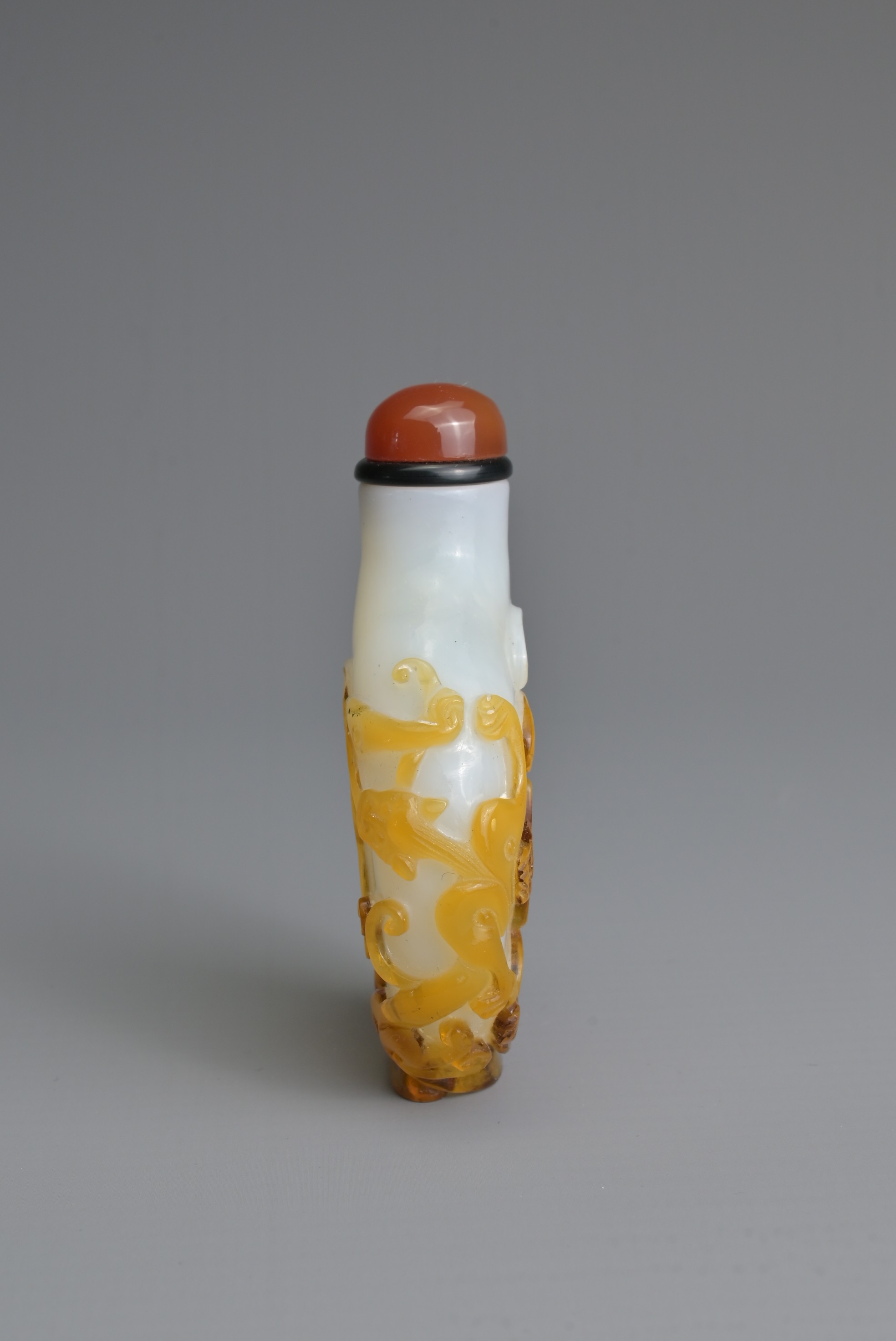 A CHINESE AMBER OVERLAY GLASS SNUFF BOTTLE, QING DYNASTY. Of flattened ovoid form featuring - Bild 5 aus 7