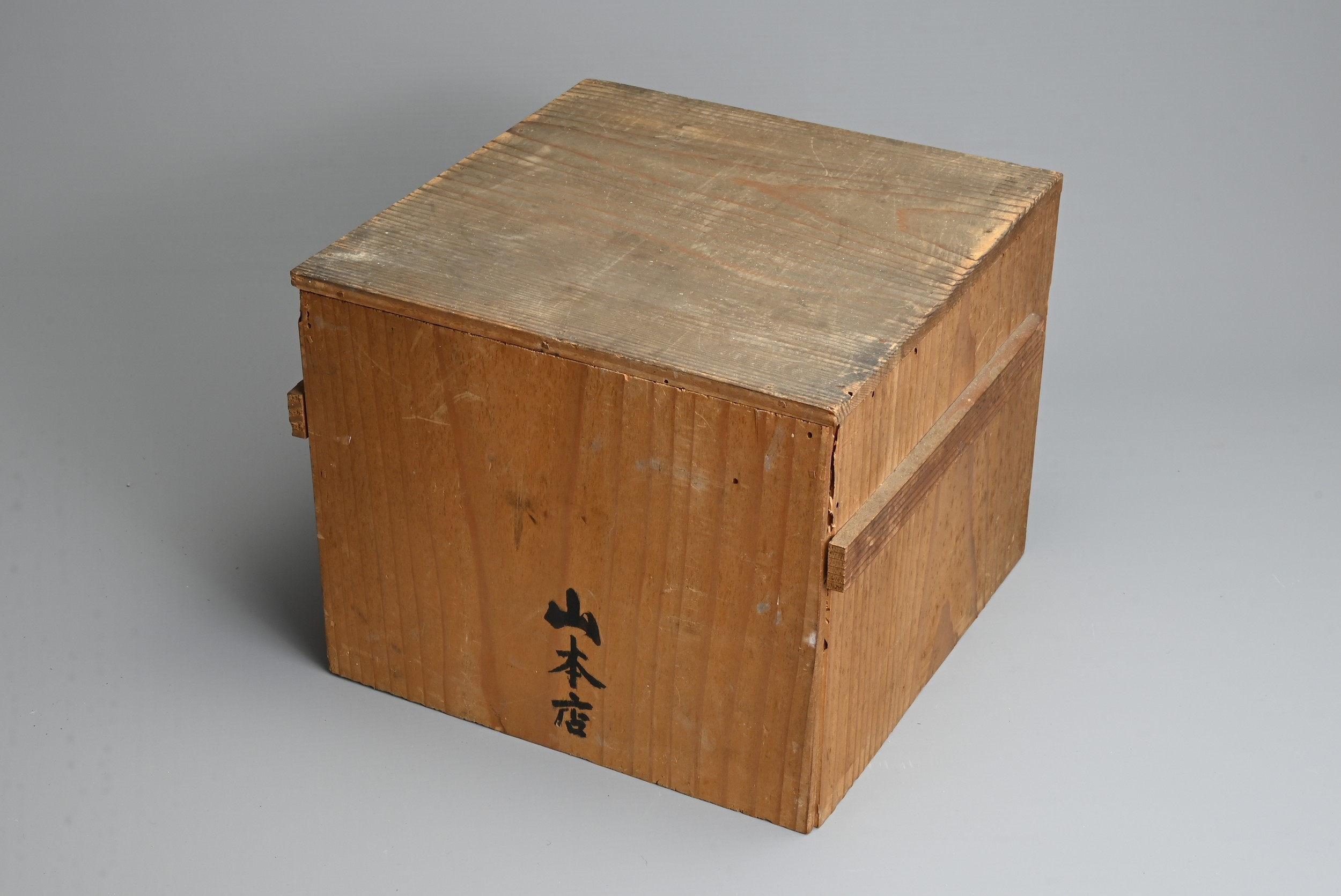 A JAPANESE MEIJI PERIOD (1869-1912) BLACK AND GILT LACQUER STAND AND WHITE METAL CUP WASHER ( - Image 8 of 8