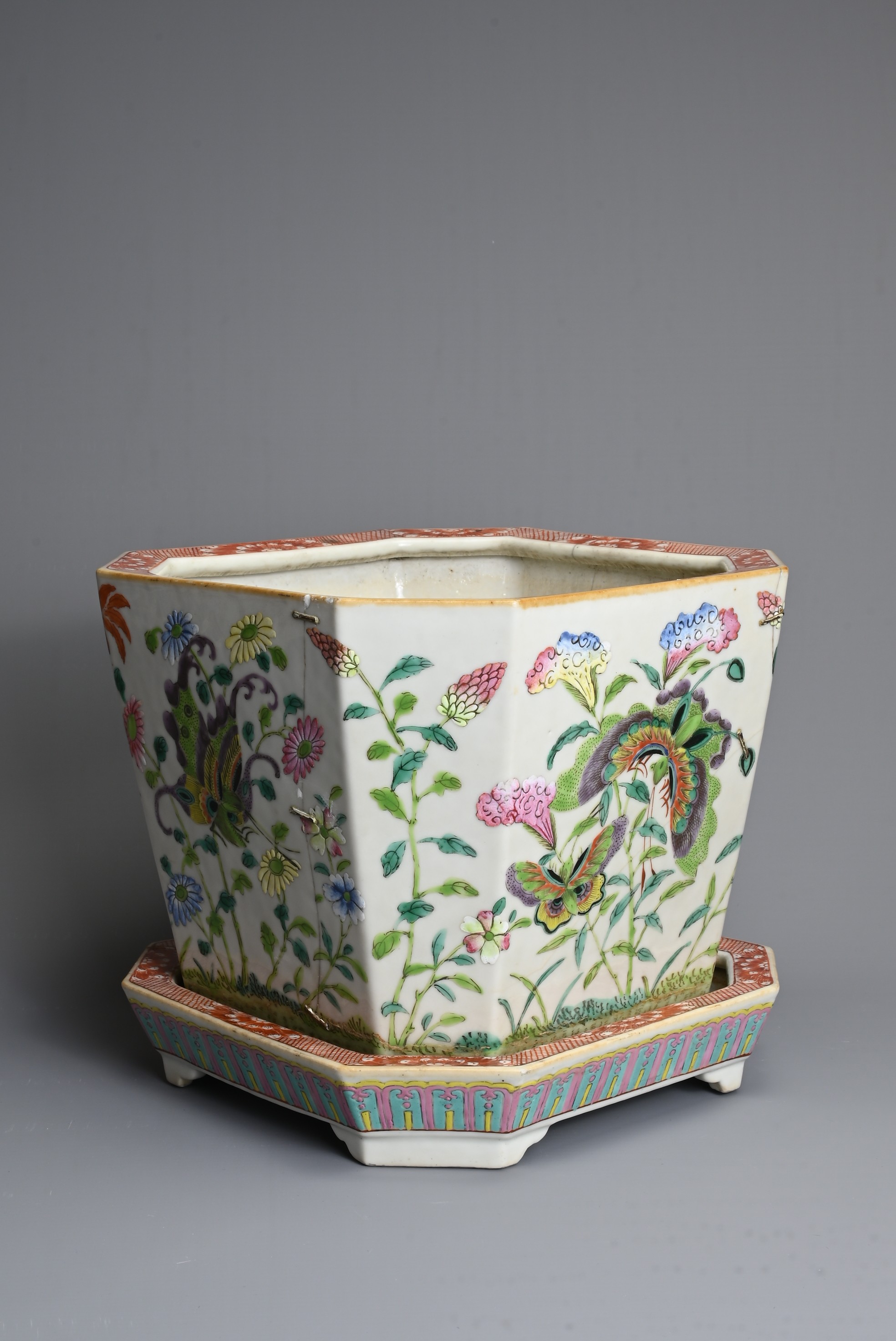A CHINESE FAMILLE ROSE OCTAGONAL PORCELAIN JARDINIERE AND TRAY, CIRCA 1900. The planter on four feet - Image 3 of 6