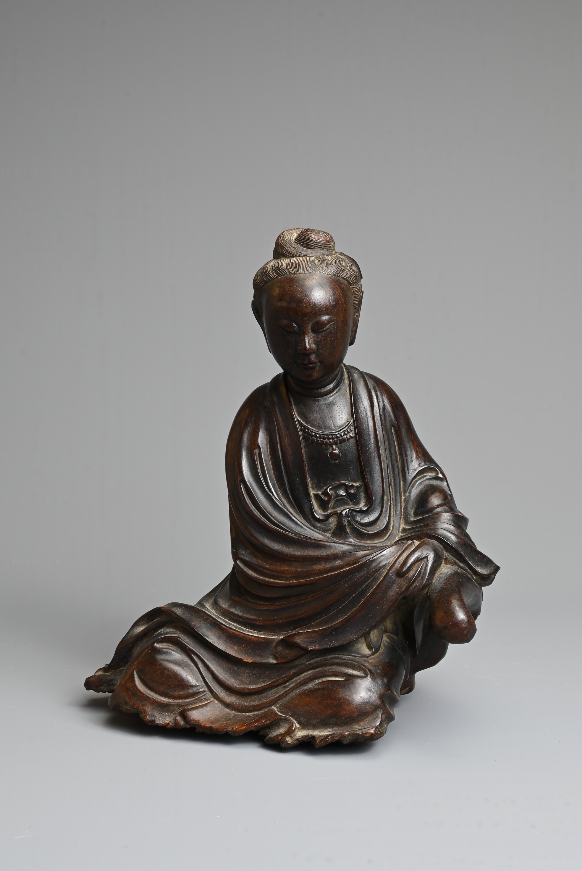 A VERY FINE CHINESE ALOESWOOD 'CHENXIANGMU' CARVING OF GUANYIN, 18TH CENTURY