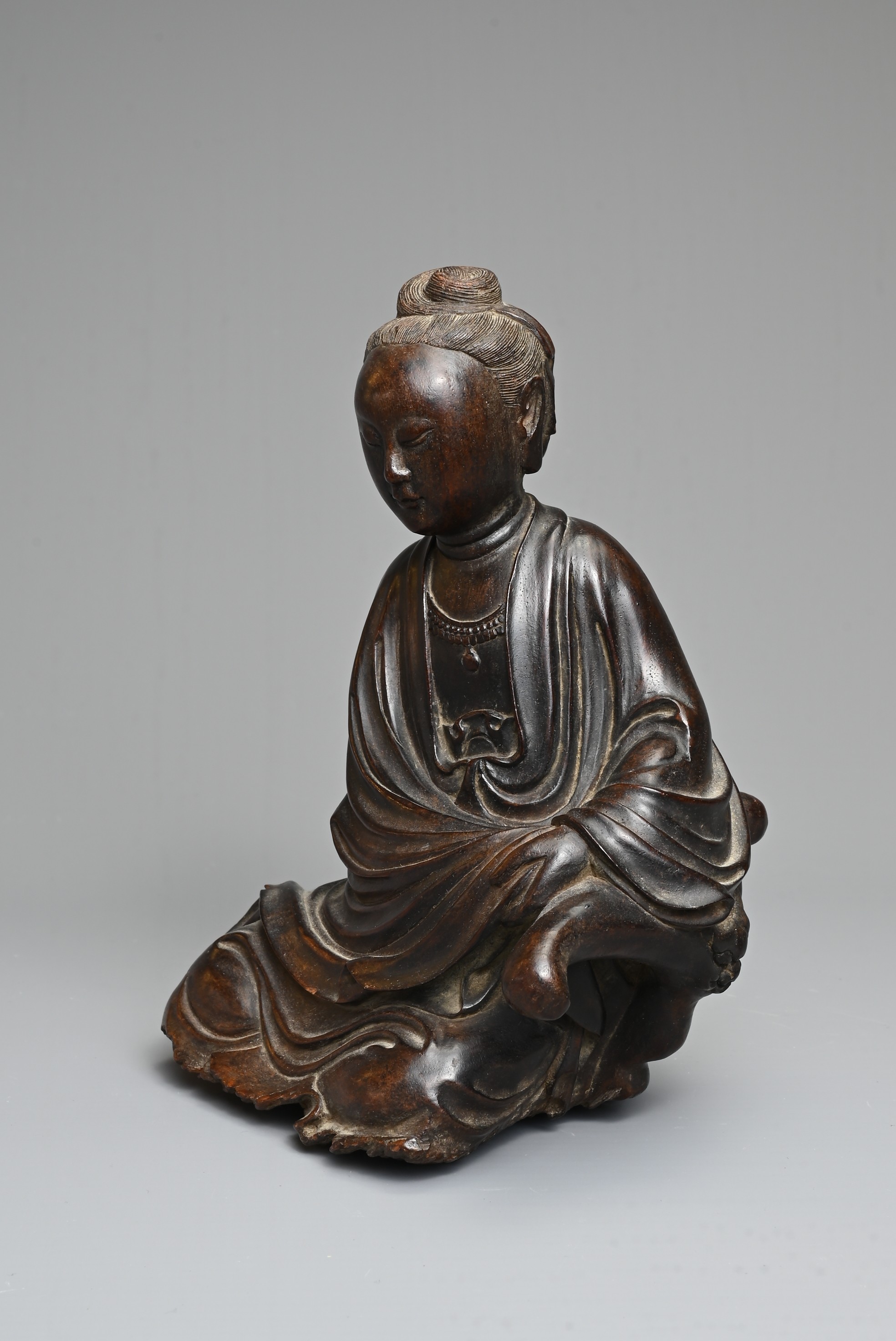 A VERY FINE CHINESE ALOESWOOD 'CHENXIANGMU' CARVING OF GUANYIN, 18TH CENTURY - Image 2 of 9