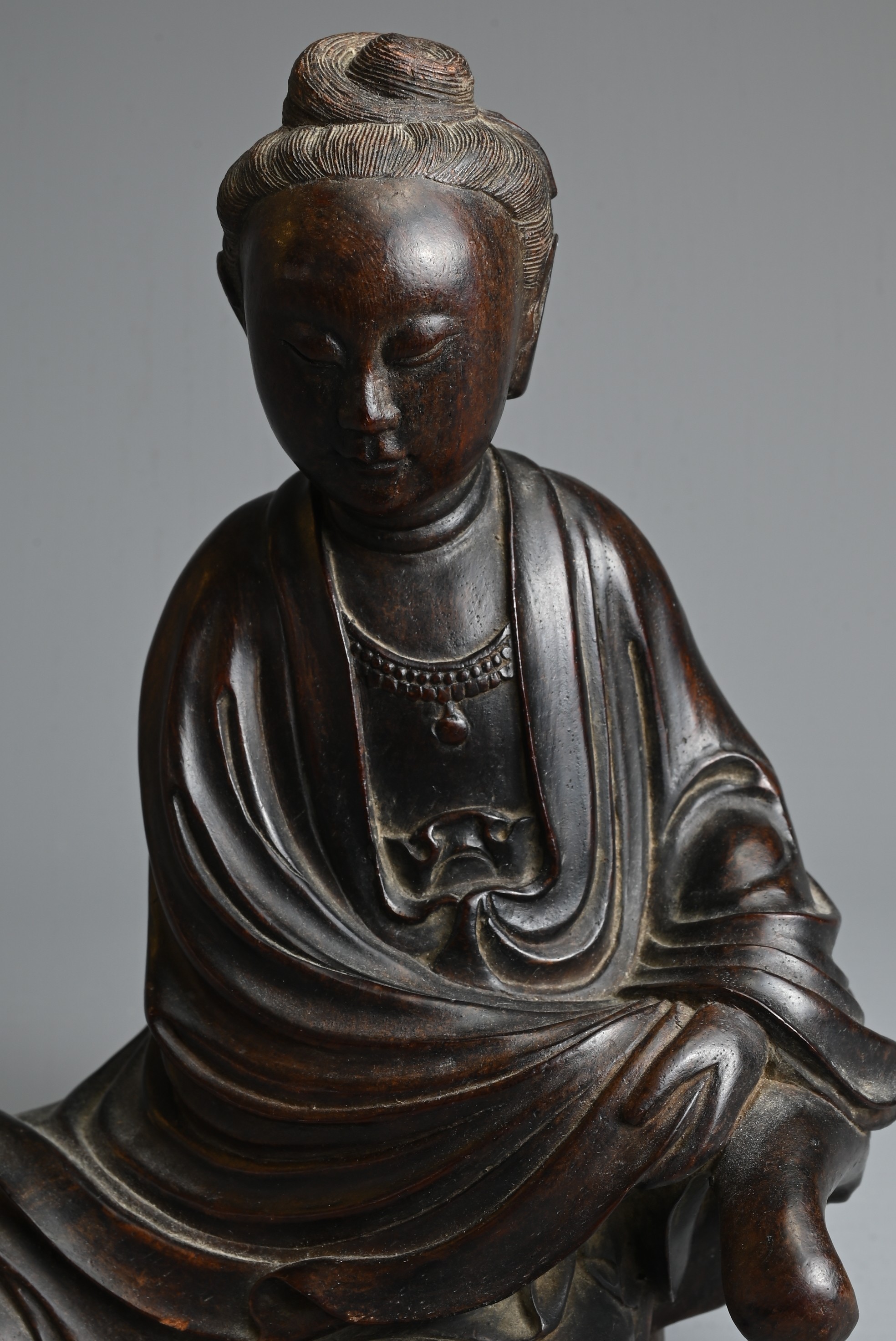 A VERY FINE CHINESE ALOESWOOD 'CHENXIANGMU' CARVING OF GUANYIN, 18TH CENTURY - Image 9 of 9