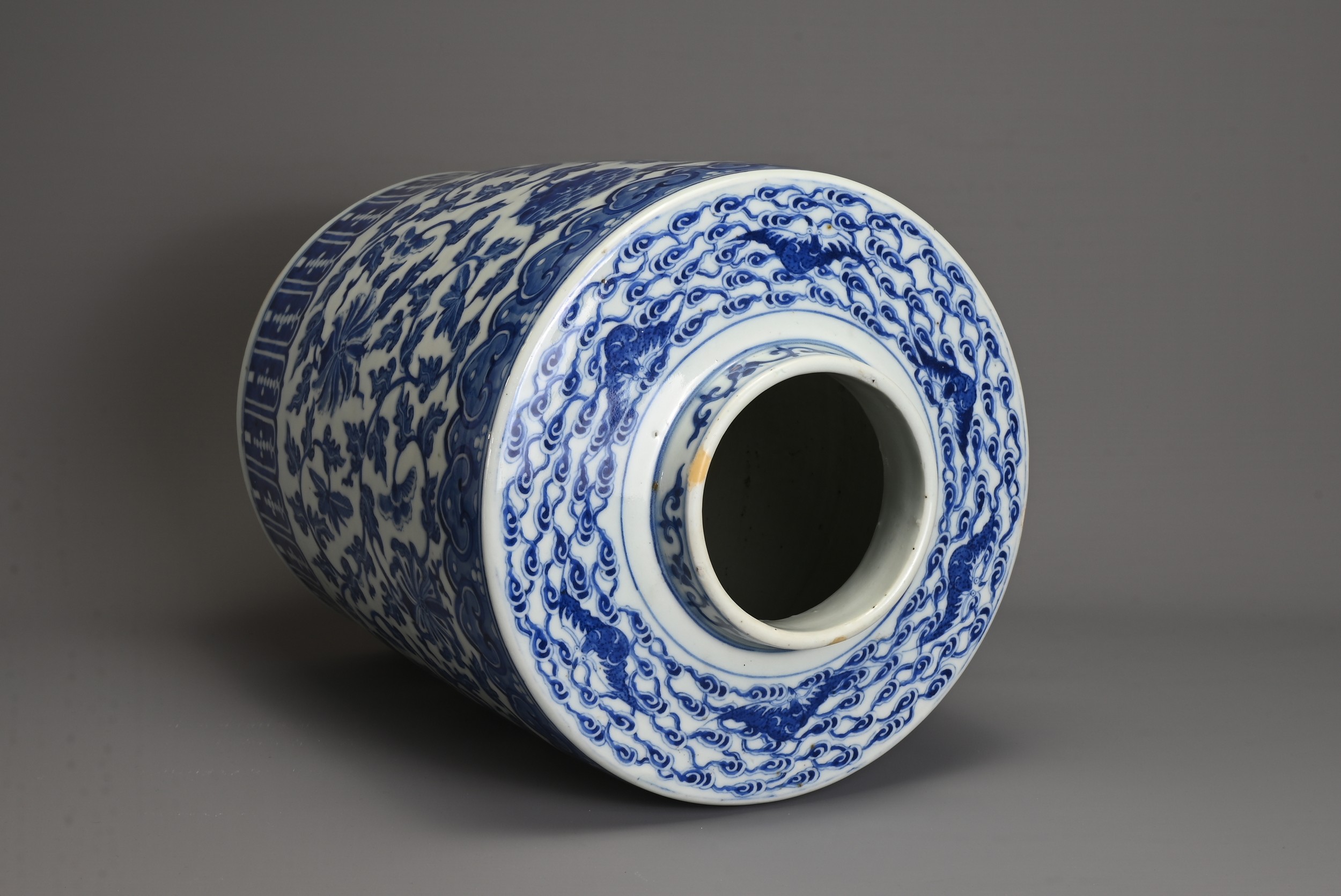 A LARGE CHINESE BLUE AND WHITE PORCELAIN JAR, LATE QING DYNASTY. Heavily potted of cylindrical - Image 8 of 9