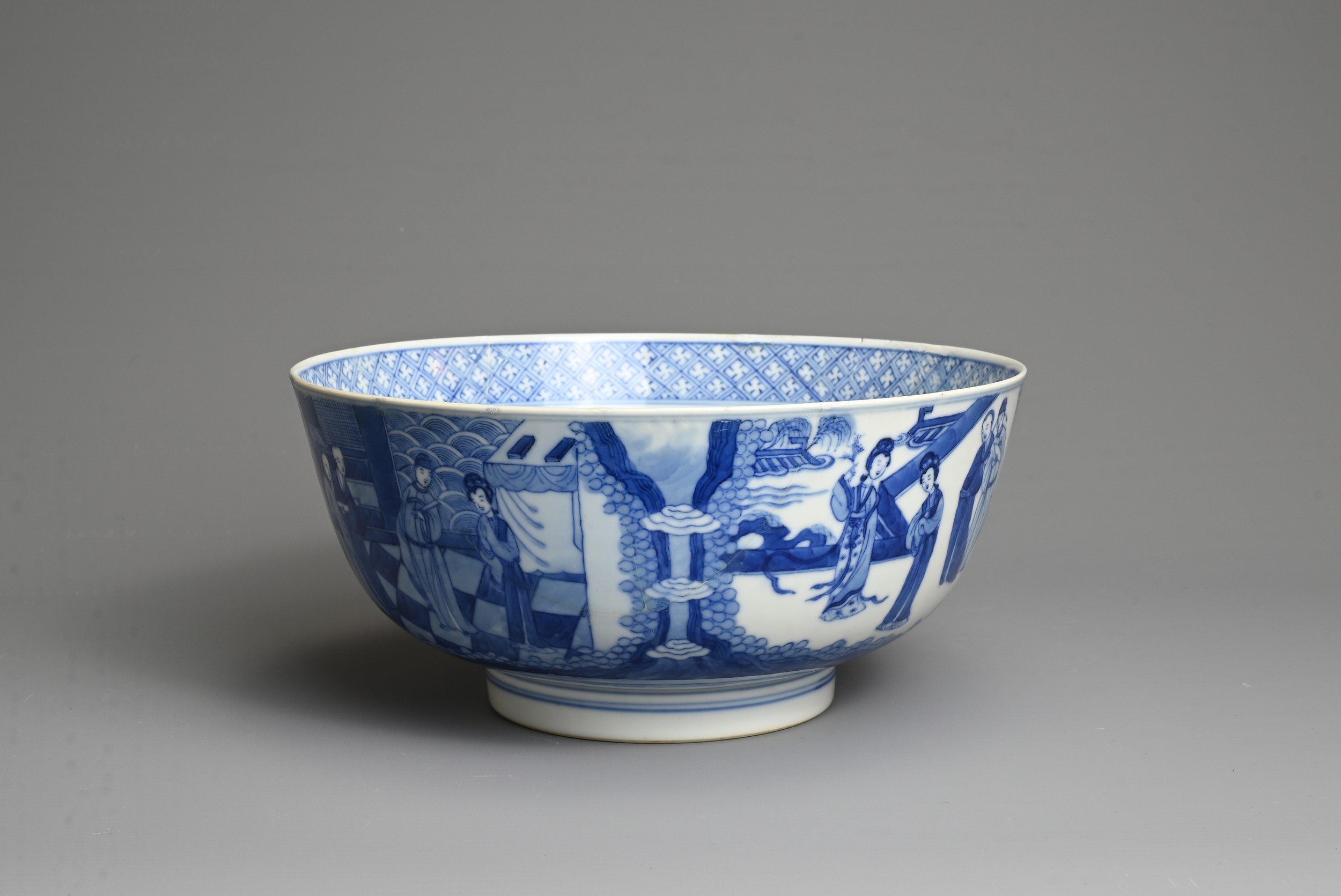 A CHINESE BLUE AND WHITE PORCELAIN BOWL, KANGXI PERIOD. Decorated with scene from the 'Romance of - Image 3 of 9