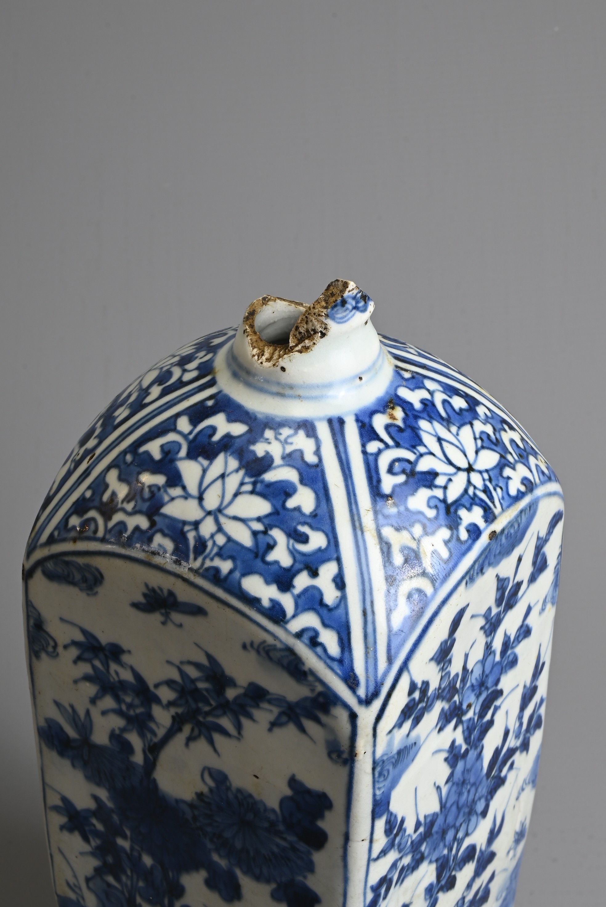 A CHINESE BLUE AND WHITE PORCELAIN BOTTLE, 16/17TH CENTURY. Of square form decorated with insects - Image 4 of 7