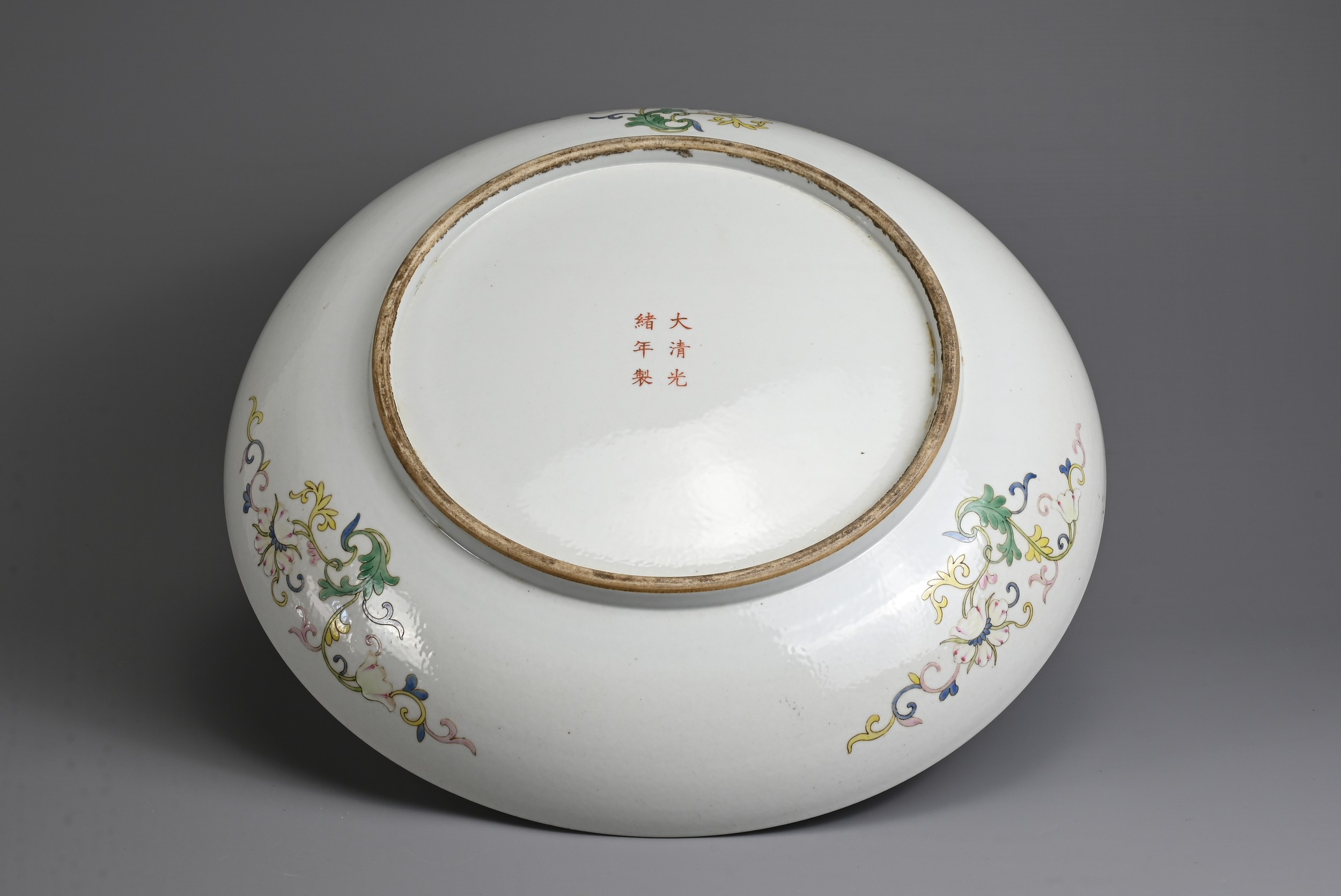 A LARGE CHINESE FAMILLE ROSE PORCELAIN DRAGON DISH, 19/20TH CENTURY. With deep rounded sides - Image 6 of 10