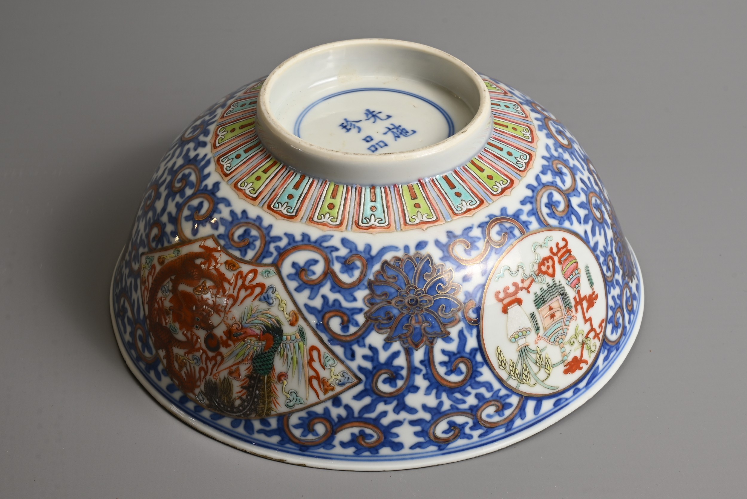 A CHINESE BLUE AND WHITE AND ENAMEL DECORATED PORCELAIN BOWL, LATE QING DYNASTY. Decorated with - Image 8 of 8