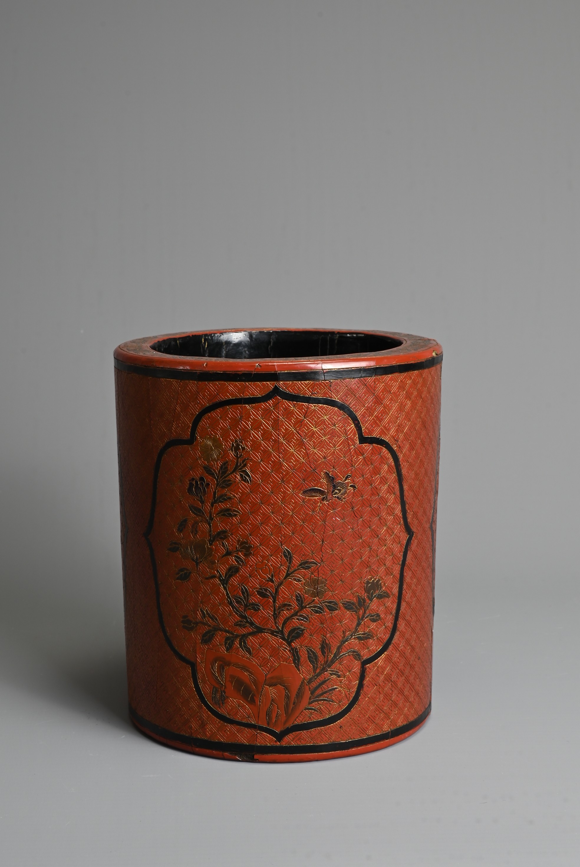 A CHINESE QIANJIN AND TIANQI LACQUER BRUSH POT, BITONG, KANGXI PERIOD. Of cylindrical form with - Image 6 of 9
