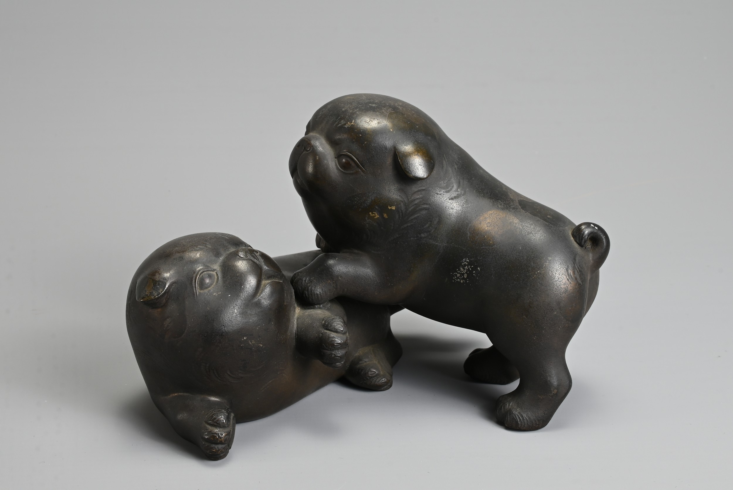 AN EARLY 20TH CENTURY JAPANESE BRONZE OF TWO PUPPIES PLAYING. Signed Tokutani with seal mark to - Image 5 of 7