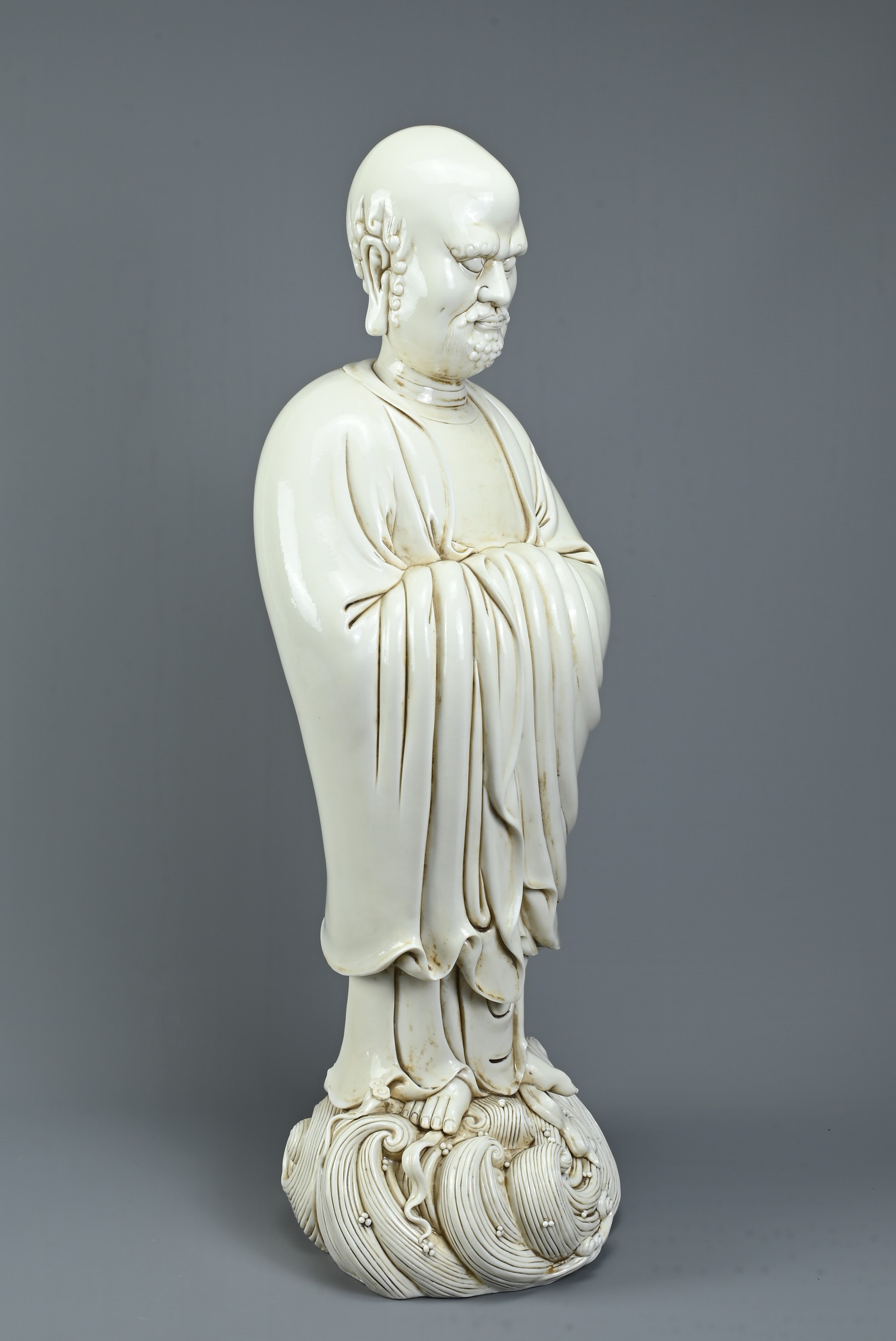 A LARGE CHINESE BLANC DE CHINE PORCELAIN FIGURE OF DAMO, 20TH CENTURY. Dressed in robes with hands - Image 7 of 7