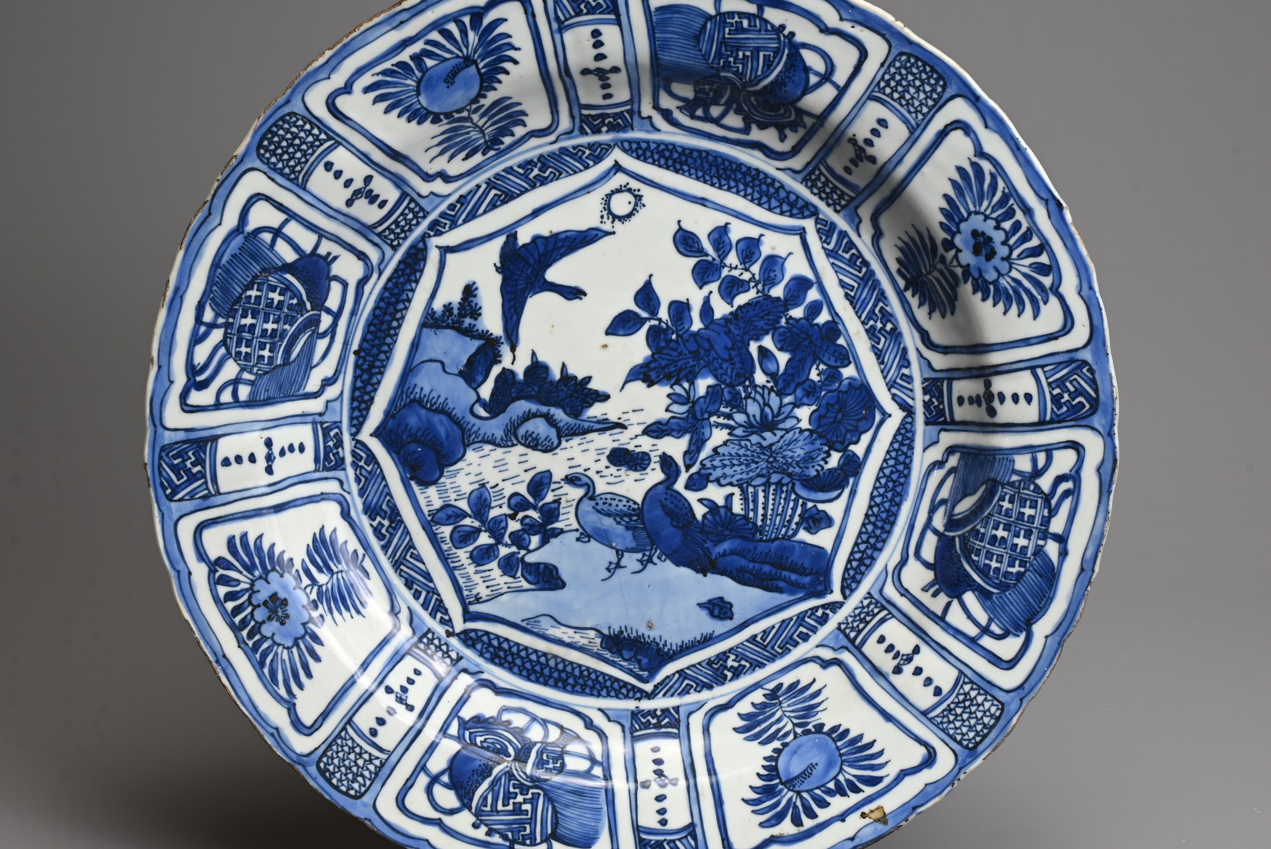 A CHINESE BLUE AND WHITE PORCELAIN KRAAK DISH, MING DYNASTY. Decorated with ducks at a lotus pond - Image 2 of 6
