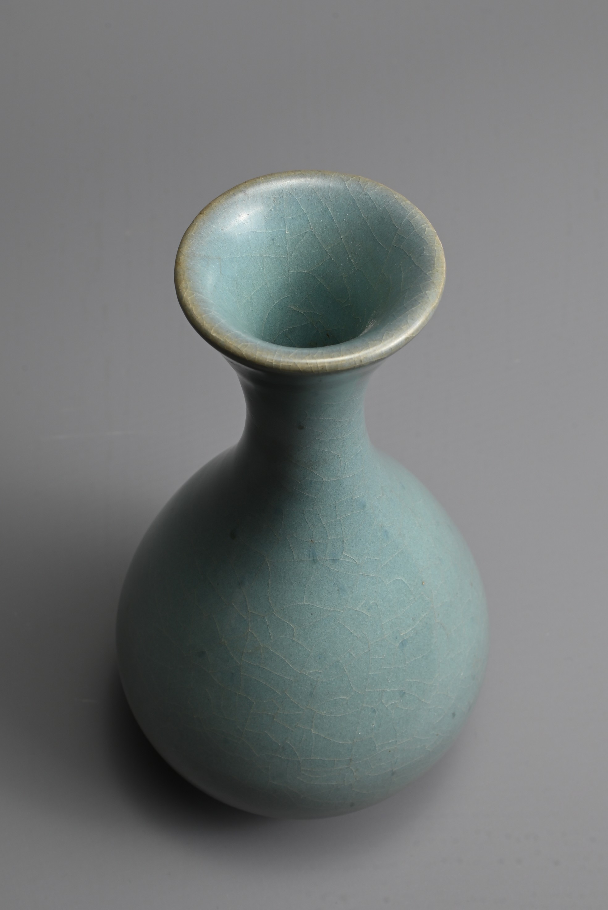 A CHINESE JUN TYPE BOTTLE VASE, SONG / YUAN DYNASTY. Pear shaped bottle with flared rim covered in a - Image 7 of 7