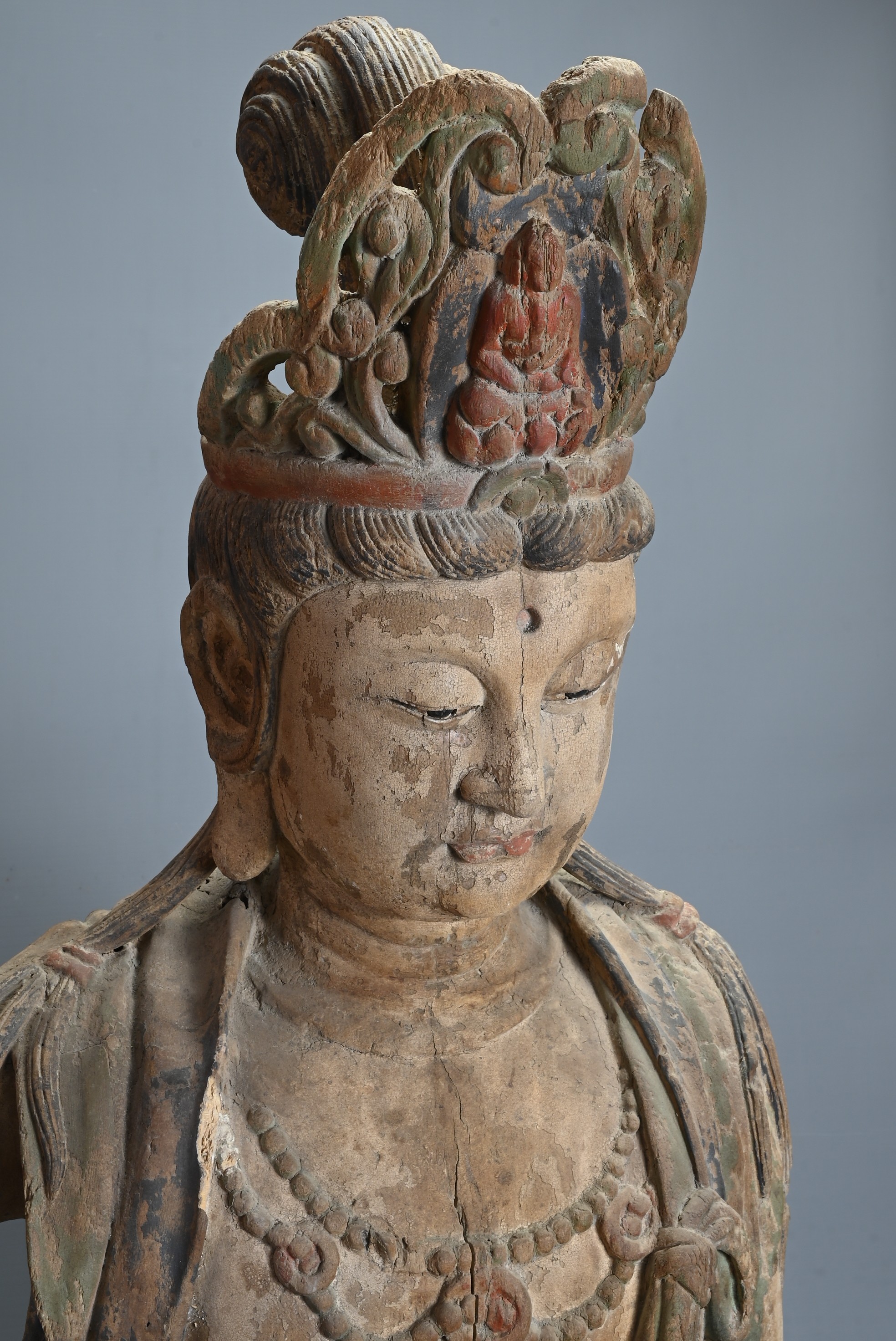 A VERY LARGE PAINTED WOOD FIGURE OF WATER MOON GUANYIN, MING / QING DYNASTY. The Bodhisattva - Image 2 of 10