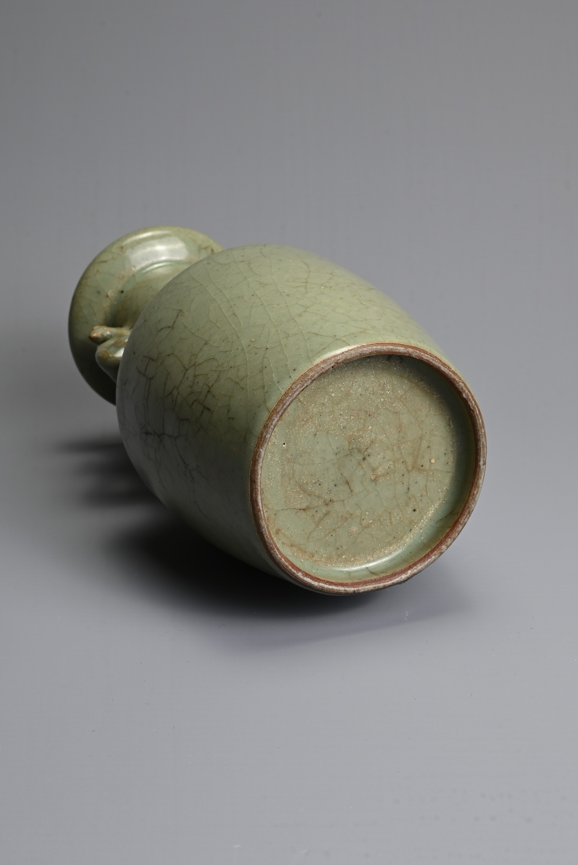 A CHINESE LONGQUAN CELADON GLAZED MALLET VASE, SONG/YUAN DYNASTY. Mallet shaped vase with flared rim - Image 6 of 9
