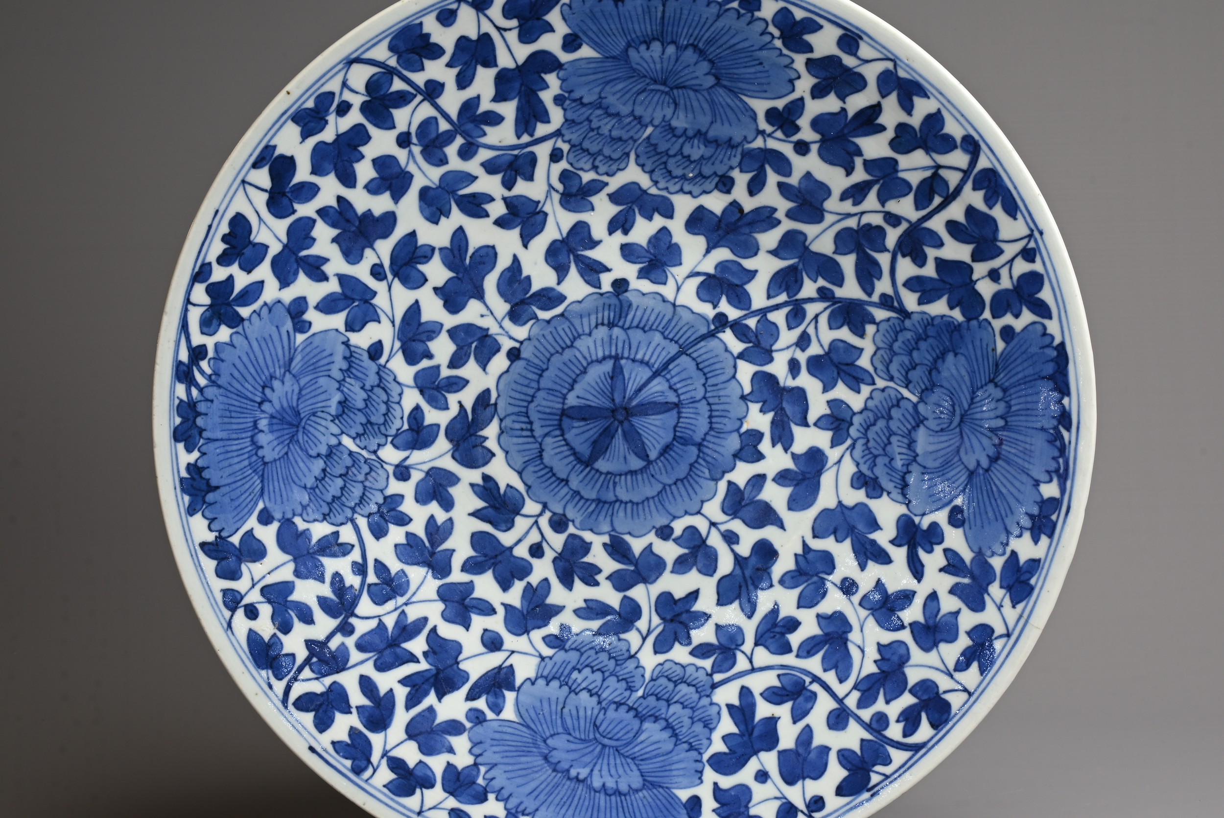 A LARGE CHINESE BLUE AND WHITE PORCELAIN DISH, QING DYNASTY. Decorated with large peony blooms - Image 2 of 8