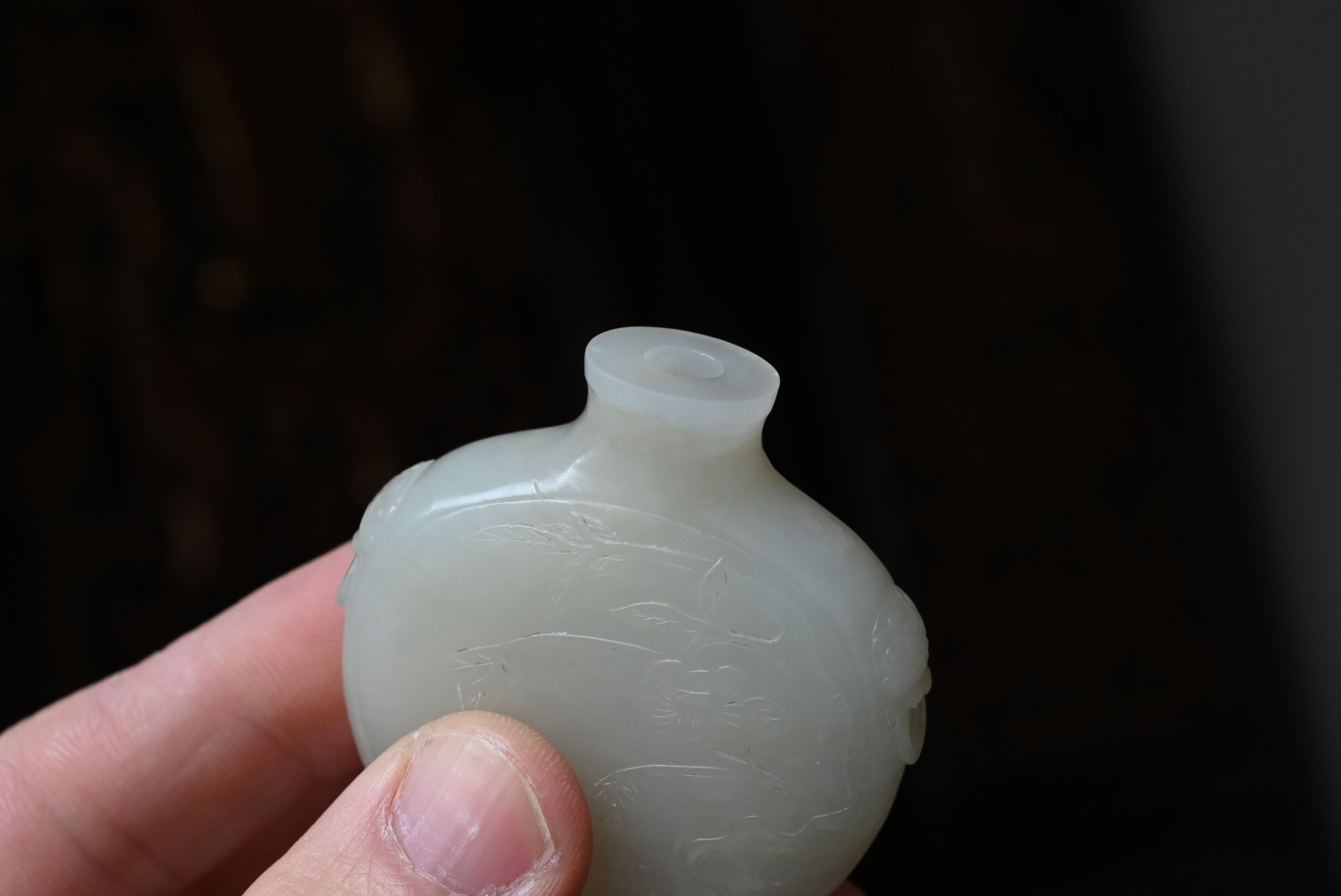 A CHINESE PALE CELADON JADE SNUFF BOTTLE, 19/20TH CENTURY. Of flattened globular form carved in - Image 13 of 27