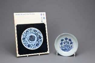 A CHINESE BLUE AND WHITE PORCELAIN DISH, MING DYNASTY. Decorated with a twisted peach tree in garden