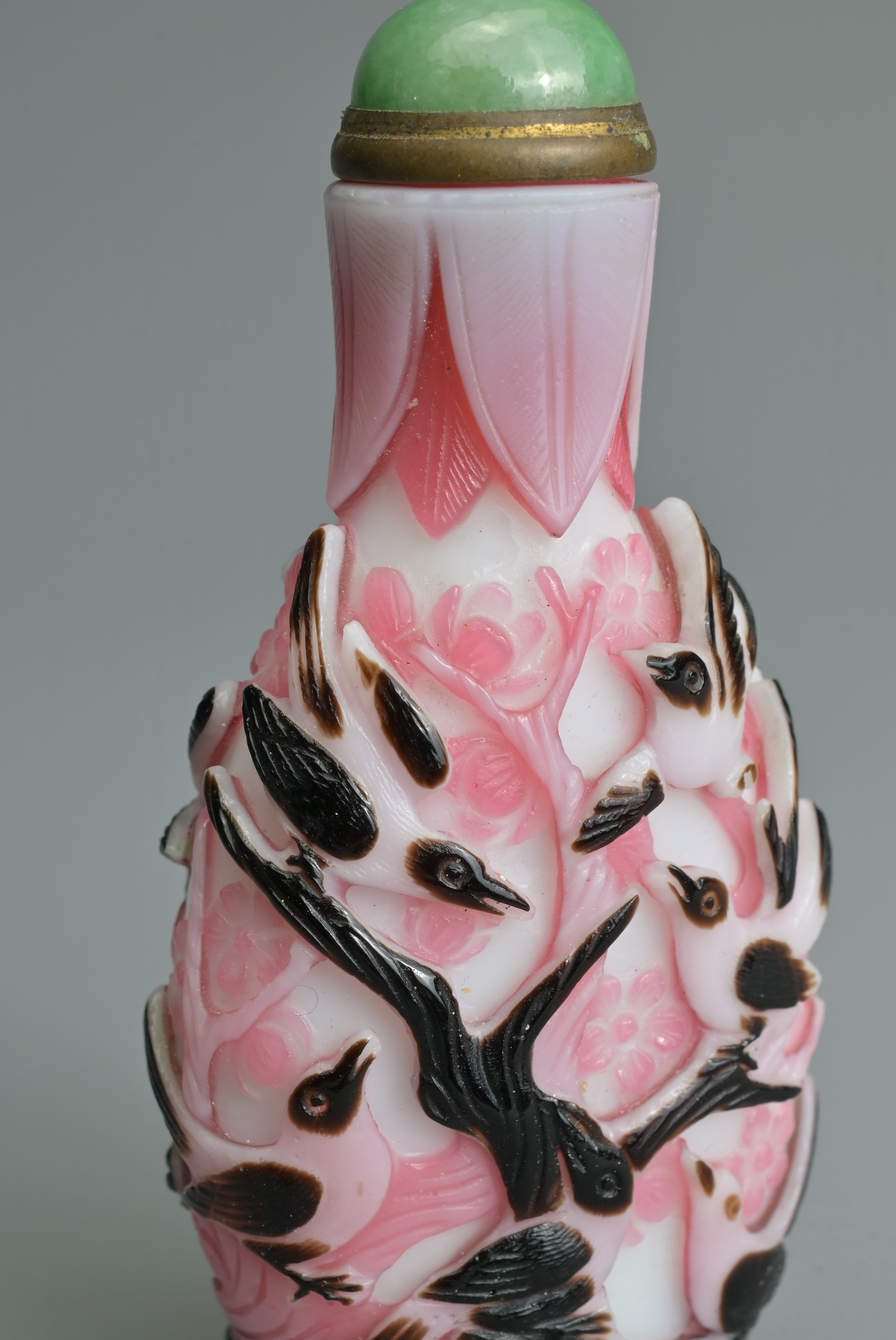 A CHINESE BLACK OVERLAY PINK AND WHITE SNUFF BOTTLE, QING DYNASTY. Of flattened ovoid form, well - Image 8 of 9