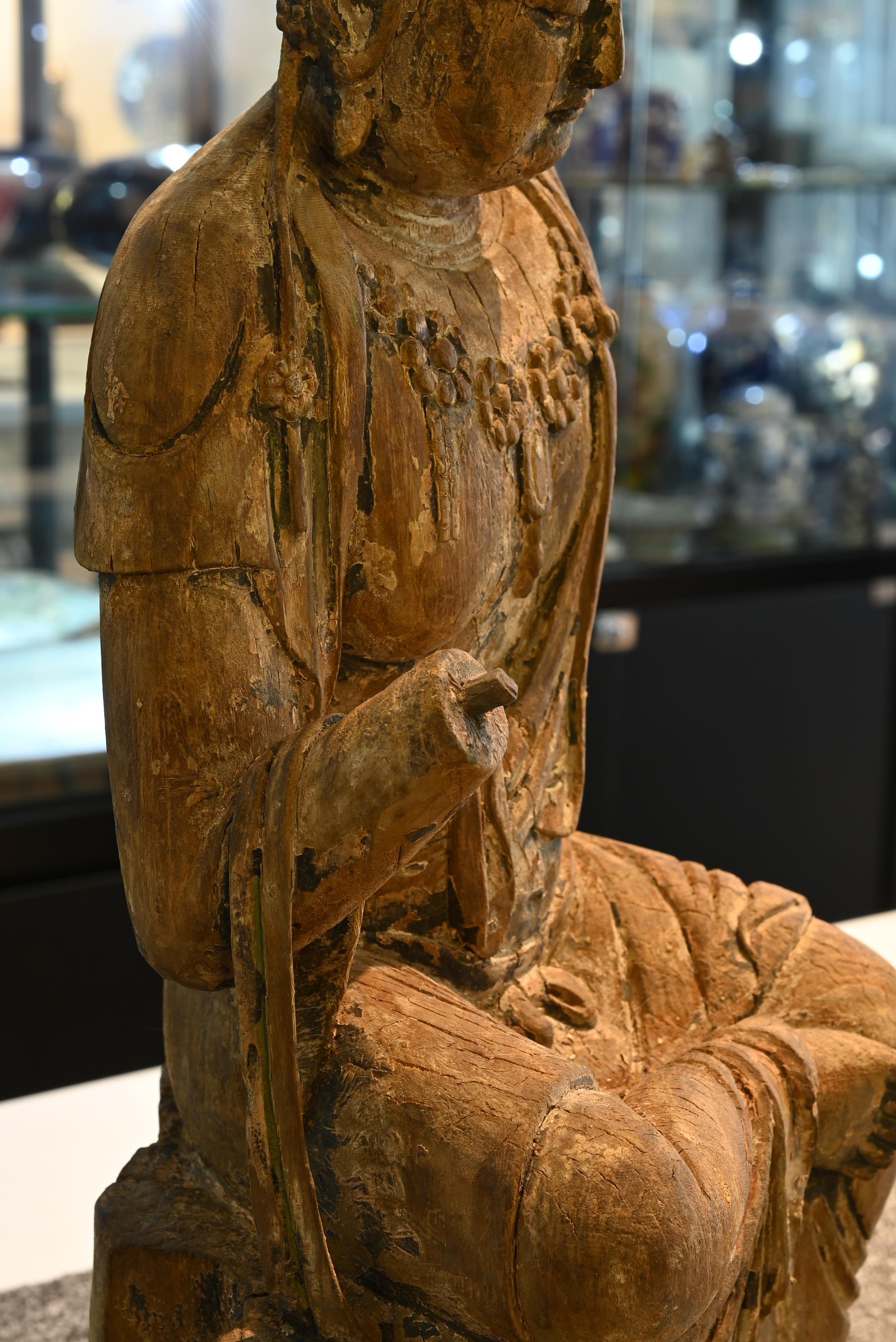 A FINE CHINESE PAINTED WOOD FIGURE OF GUANYIN, MING DYNASTY. Seated on an openwork pedestal with - Image 26 of 29