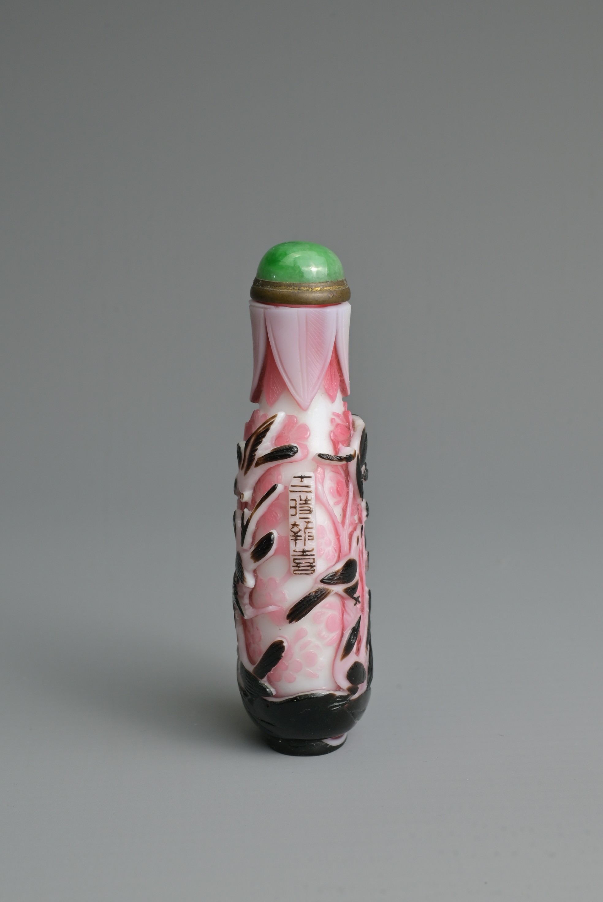 A CHINESE BLACK OVERLAY PINK AND WHITE SNUFF BOTTLE, QING DYNASTY. Of flattened ovoid form, well - Image 3 of 9