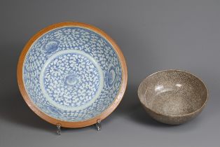 TWO CHINESE PORCELAIN BOWLS, 19TH CENTURY. To include a Batavian ware basin, decorated with