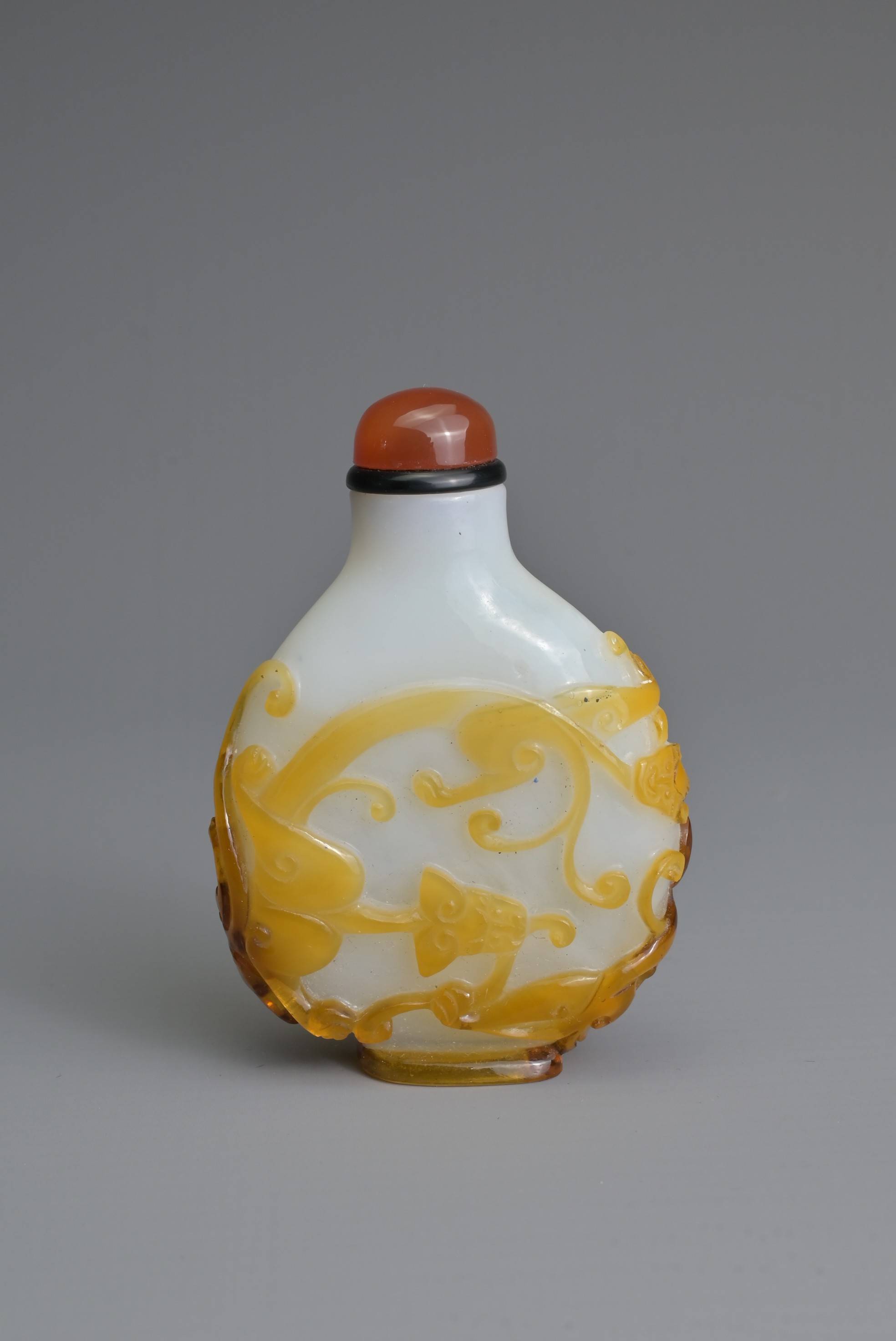 A CHINESE AMBER OVERLAY GLASS SNUFF BOTTLE, QING DYNASTY. Of flattened ovoid form featuring - Bild 4 aus 7