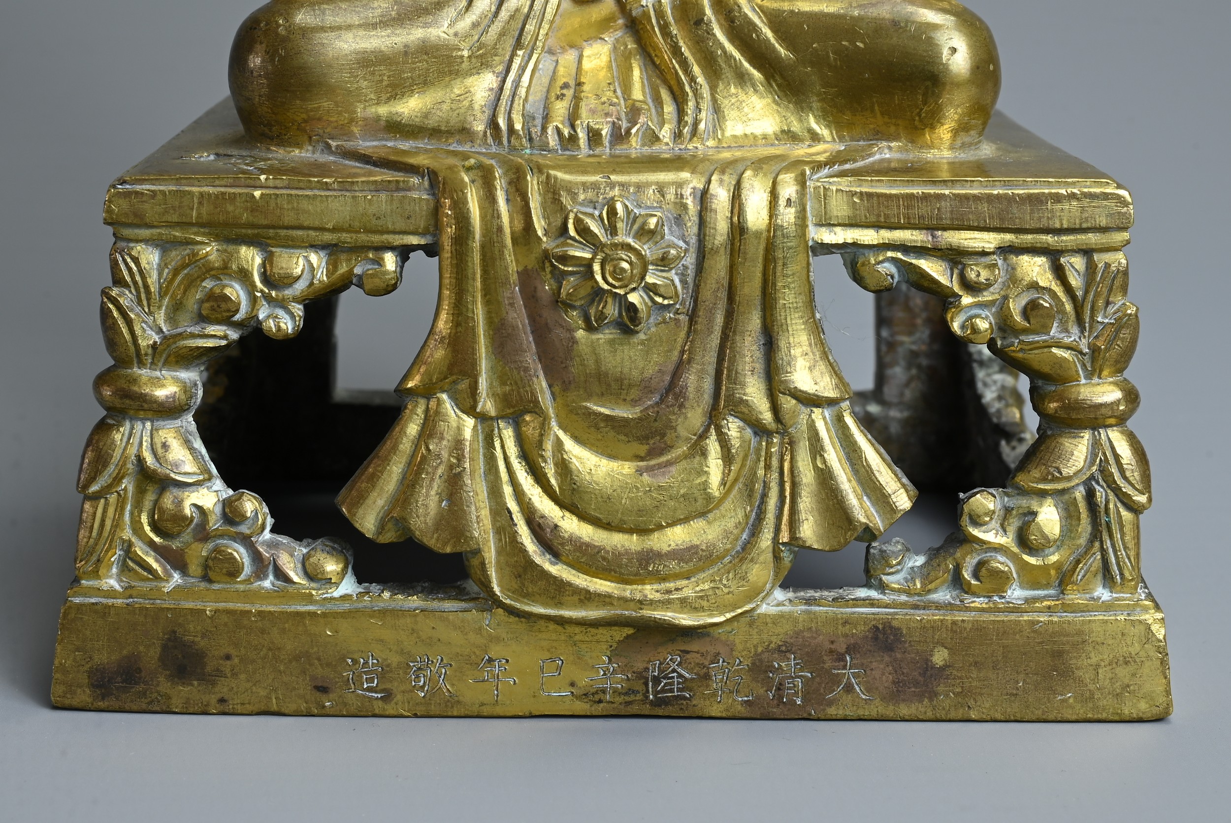 A CHINESE GILT BRONZE FIGURE OF AMITAYUS, QIANLONG PERIOD (1736-1795). The Buddha seated on an - Image 2 of 9