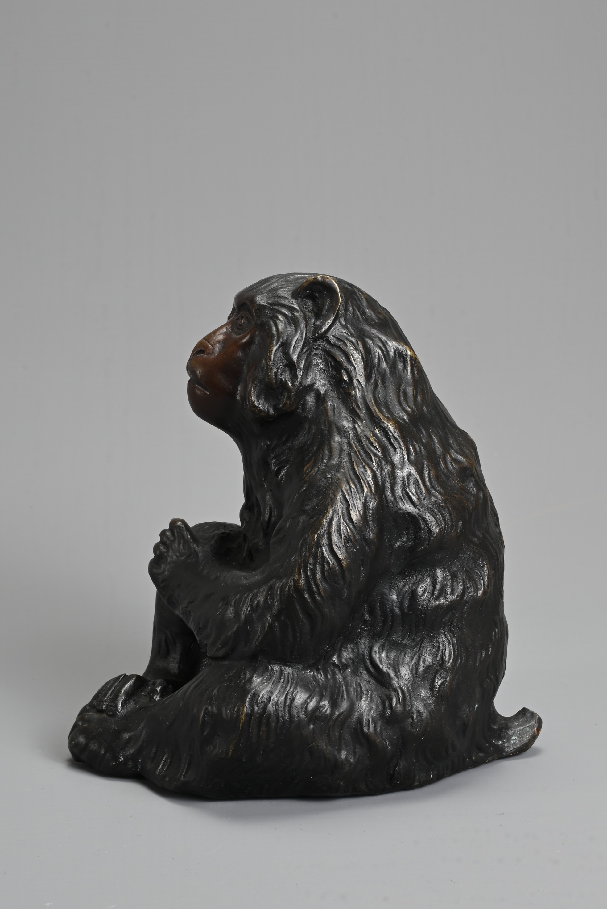 A 20TH CENTURY JAPANESE BRONZE OKIMONO OF A MONKEY BY HIDEYAMA. Naturalistically modelled seated, - Image 2 of 7