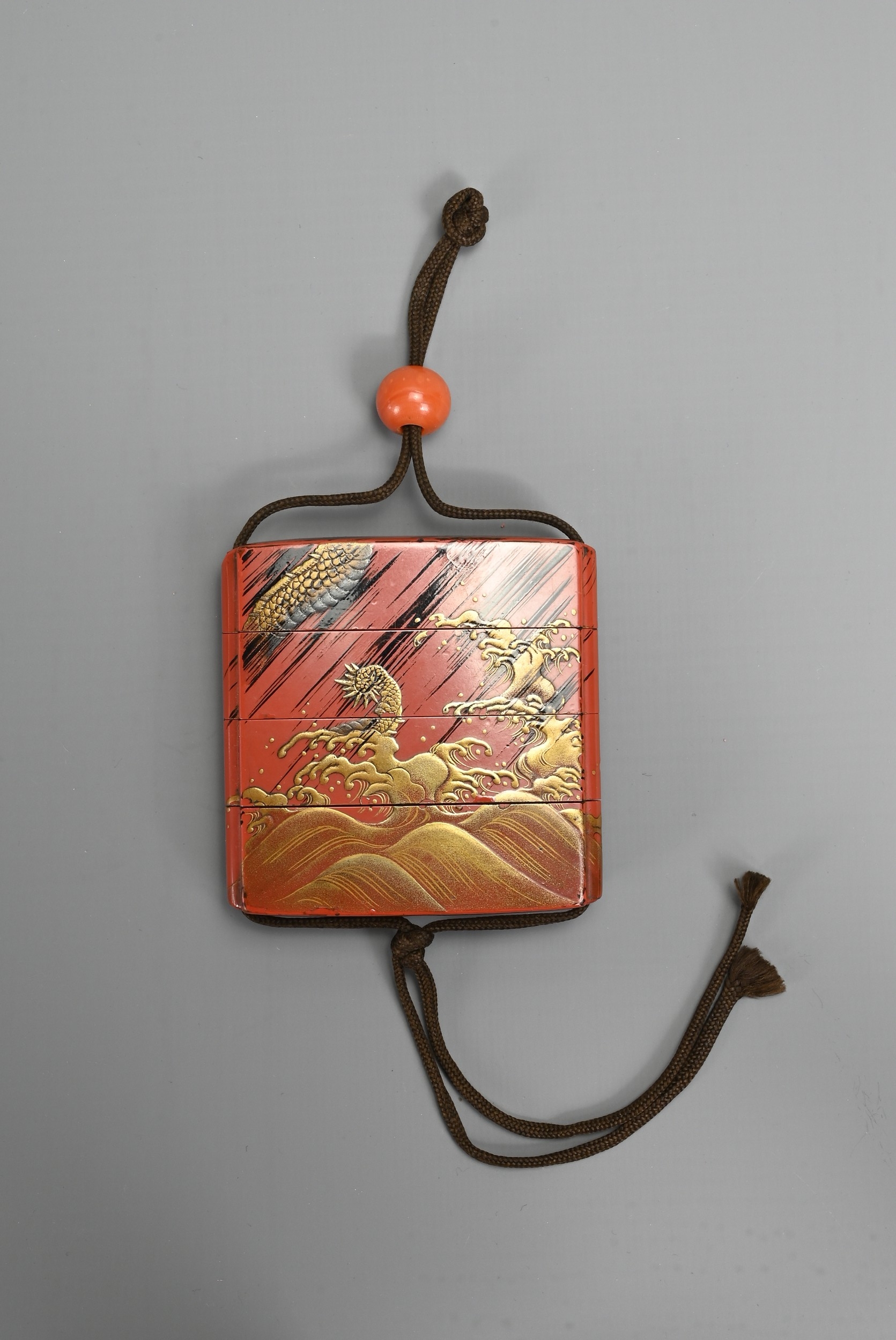 A JAPANESE EDO PERIOD (MID-19TH CENTURY) RED LACQUER INRO - Bild 2 aus 13