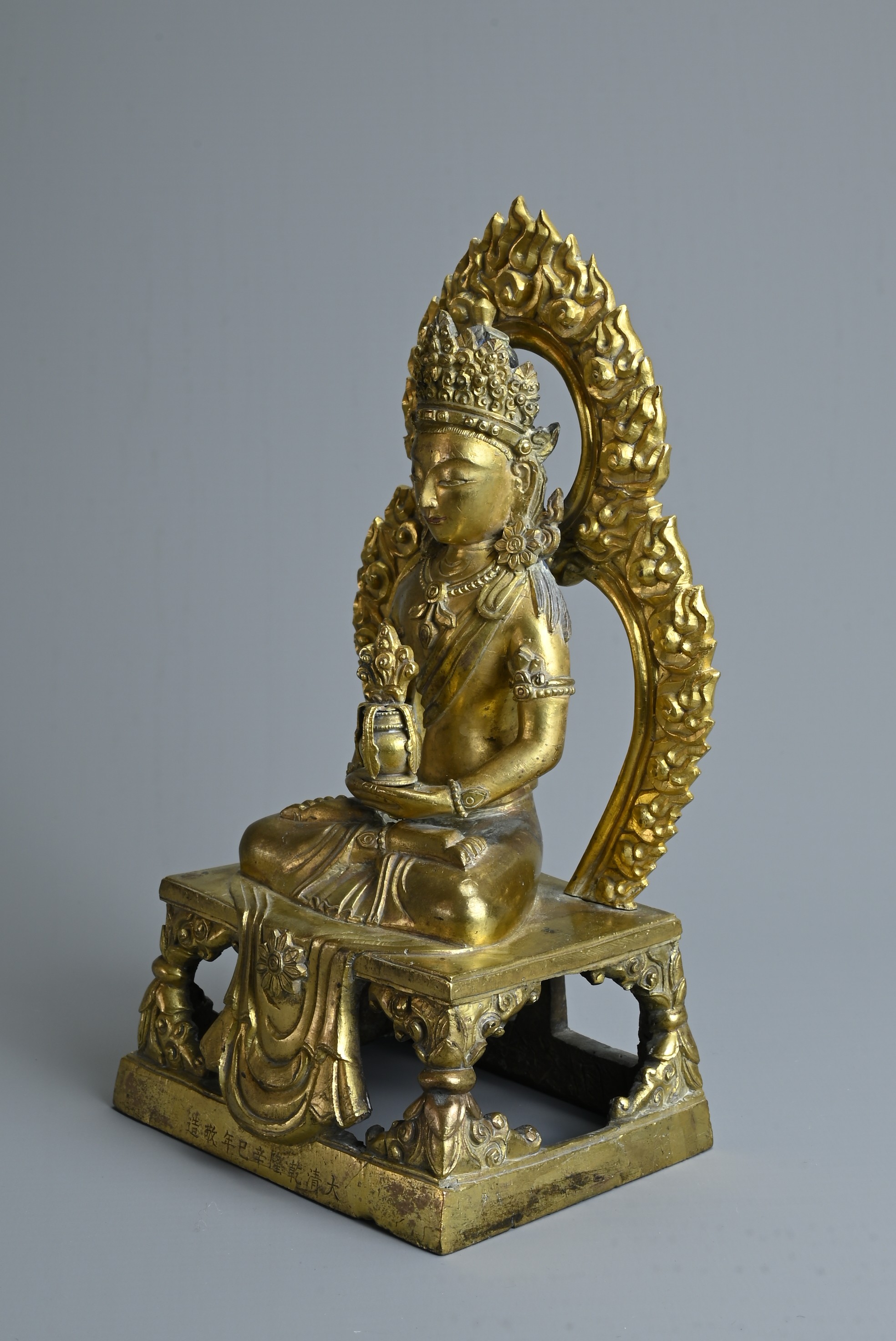 A CHINESE GILT BRONZE FIGURE OF AMITAYUS, QIANLONG PERIOD (1736-1795). The Buddha seated on an - Image 6 of 7