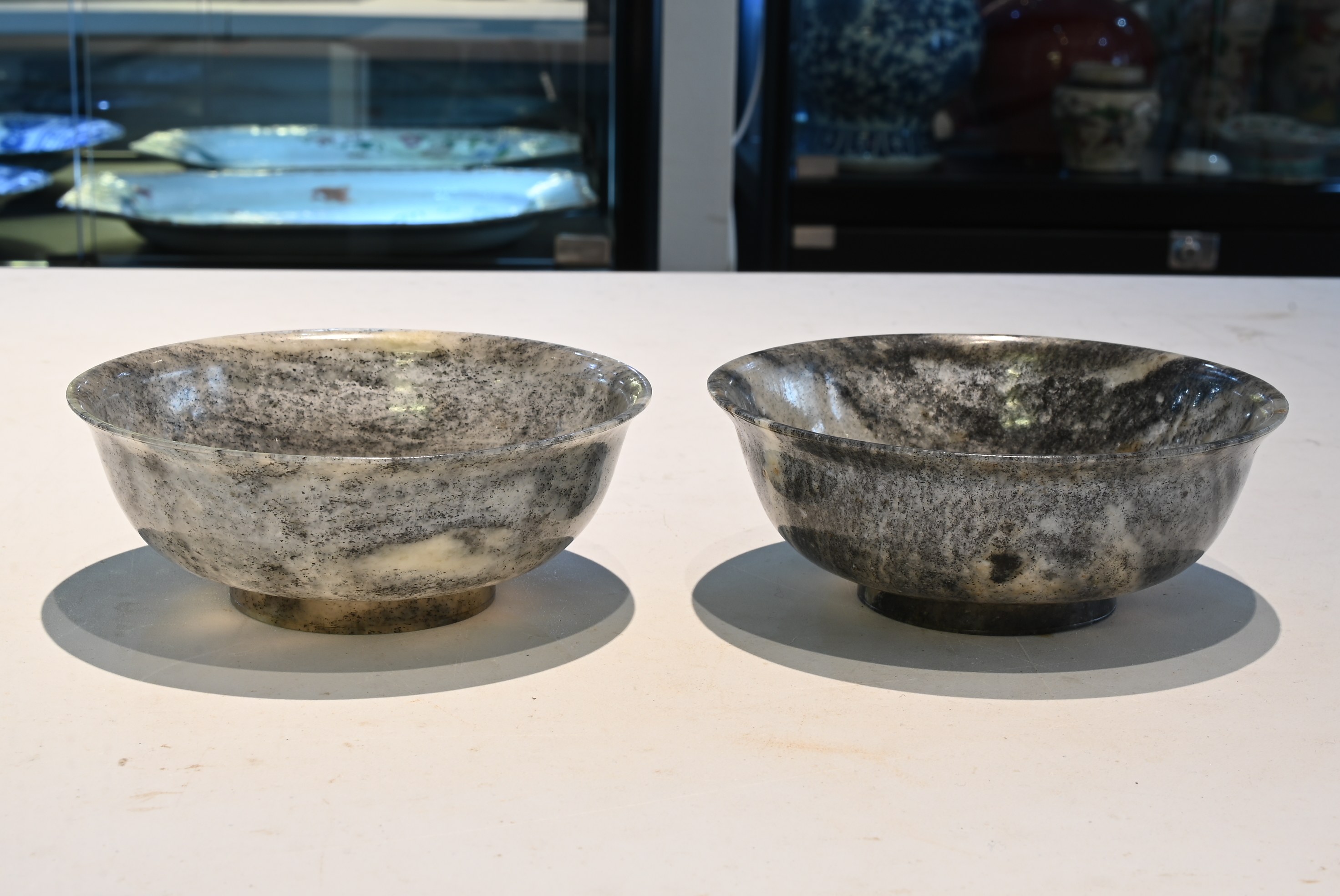 A FINE AND RARE PAIR OF CHINESE BLACK AND WHITE STRIATED NEPHRITE JADE BOWLS, 18/19TH CENTURY. - Bild 32 aus 32