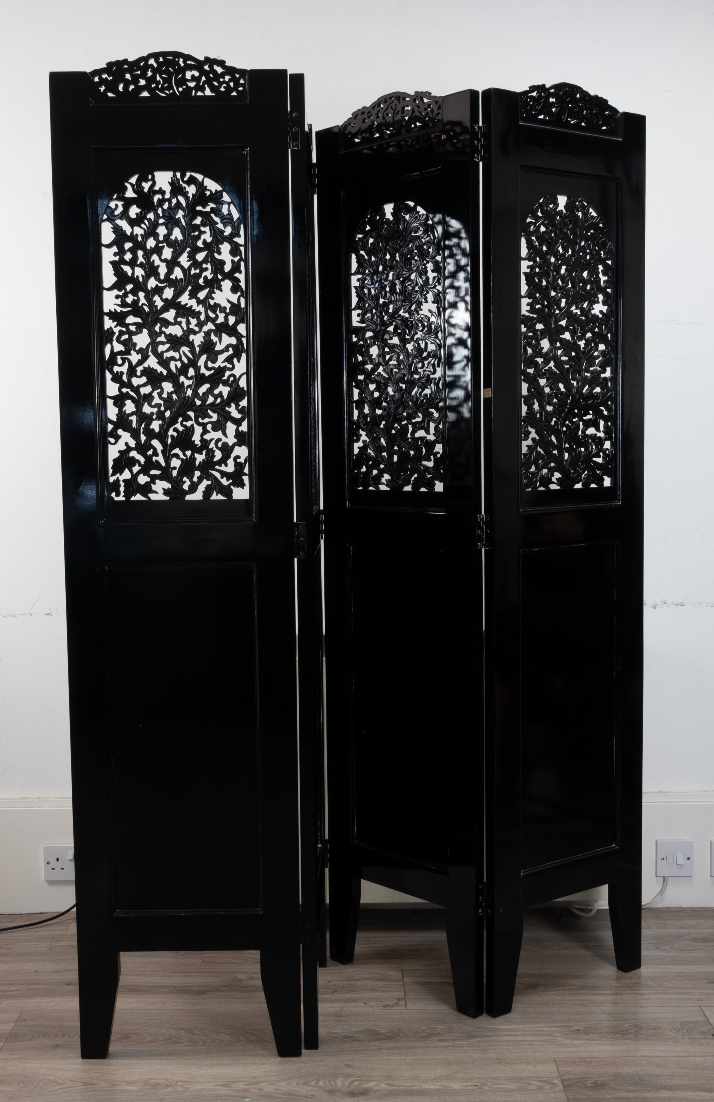 AN EBONISED FOUR PANEL SCREEN, LATE 20TH CENTURY. With pierced leafy scroll sections to the top half - Image 3 of 4