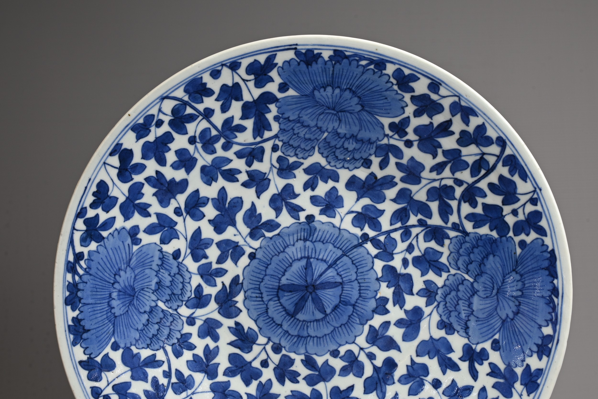 A LARGE CHINESE BLUE AND WHITE PORCELAIN DISH, QING DYNASTY. Decorated with large peony blooms - Image 4 of 8