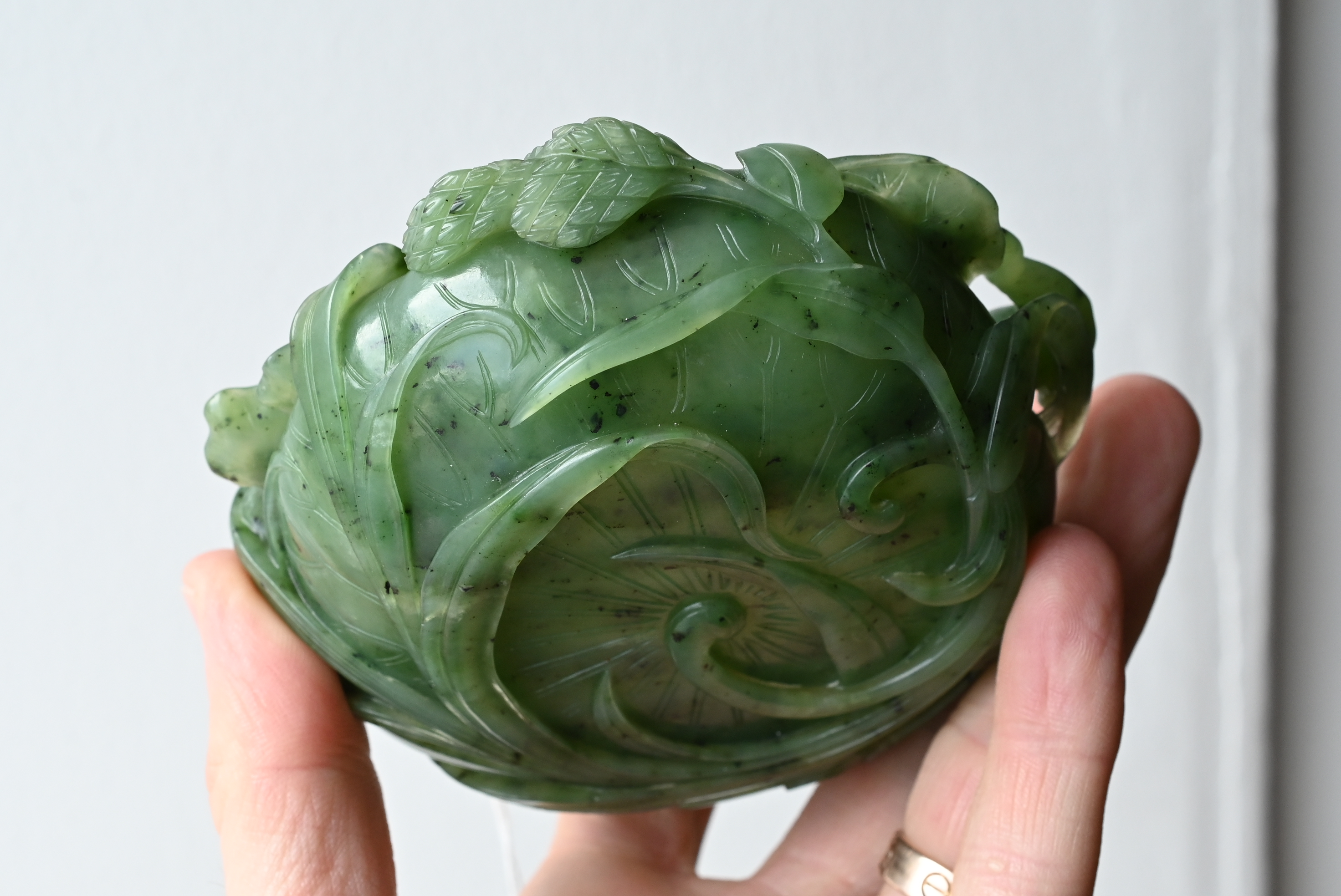A FINE CHINESE SPINACH GREEN JADE BRUSH WASHER, QING DYNASTY. Finely carved shallow brush washer - Bild 13 aus 30