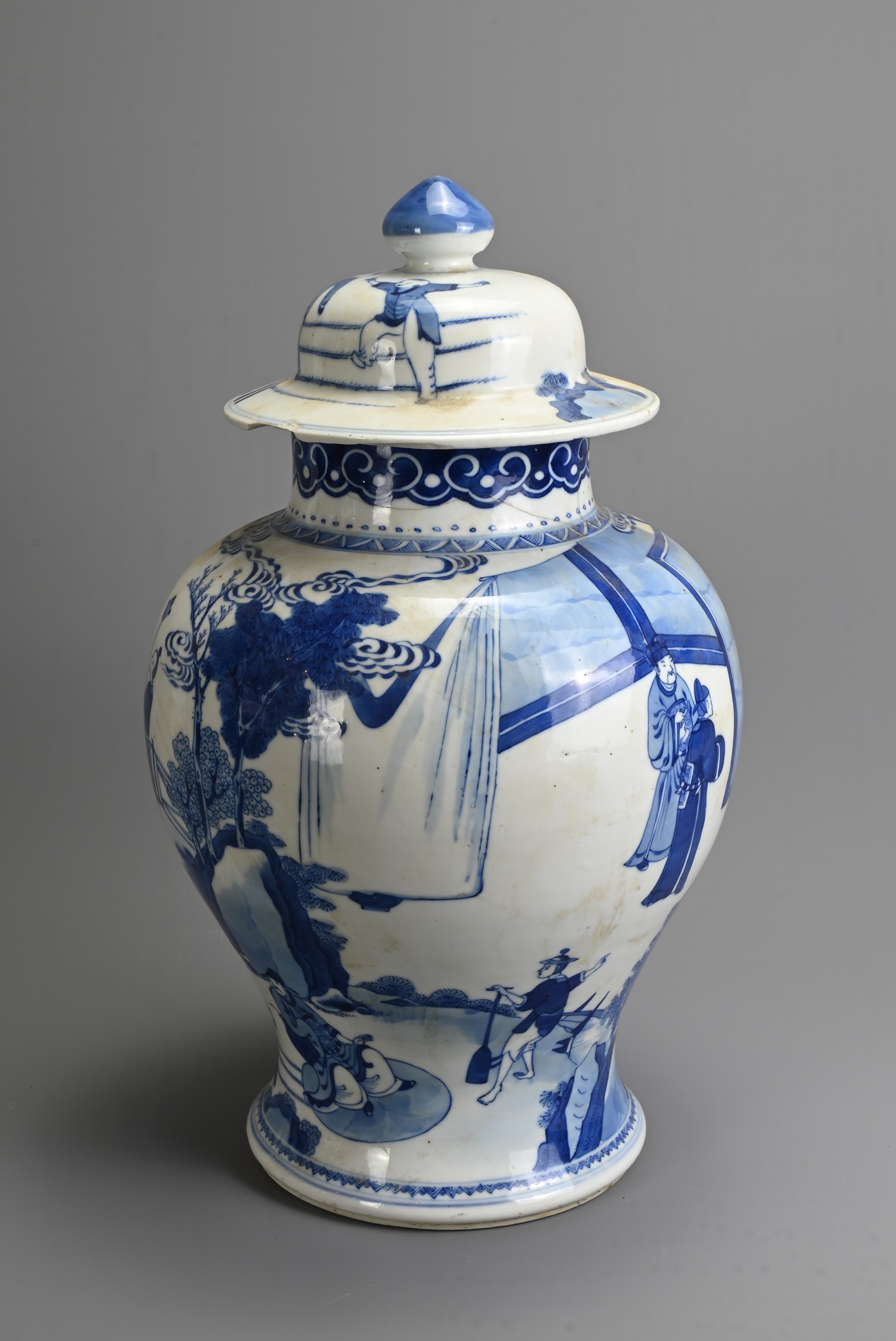 A CHINESE BLUE AND WHITE PORCELAIN JAR AND COVER, 18/19TH CENTURY. Of baluster form decorated with - Image 3 of 9