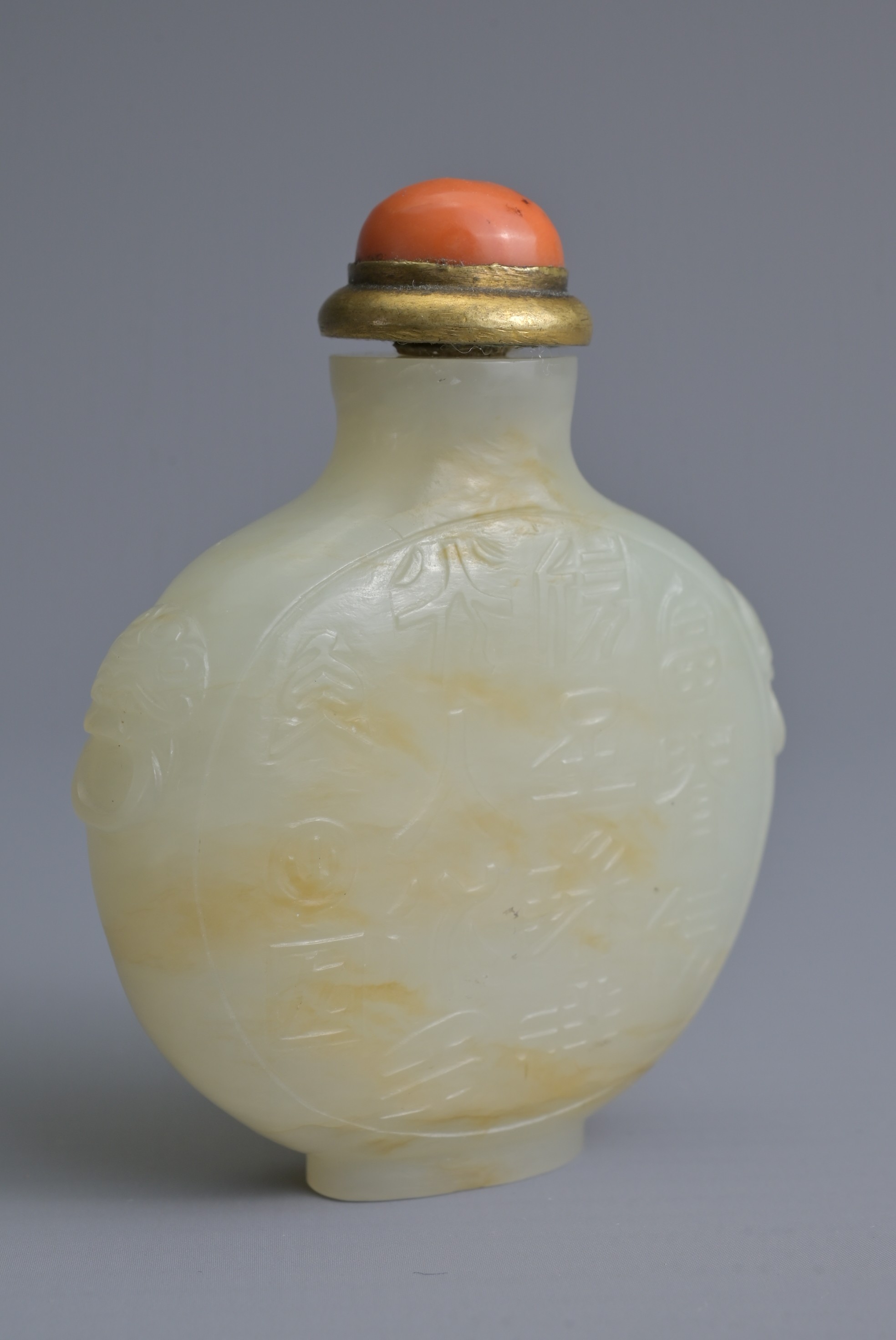 A CHINESE PALE CELADON JADE SNUFF BOTTLE, 19/20TH CENTURY. Of flattened globular form carved in - Image 6 of 27